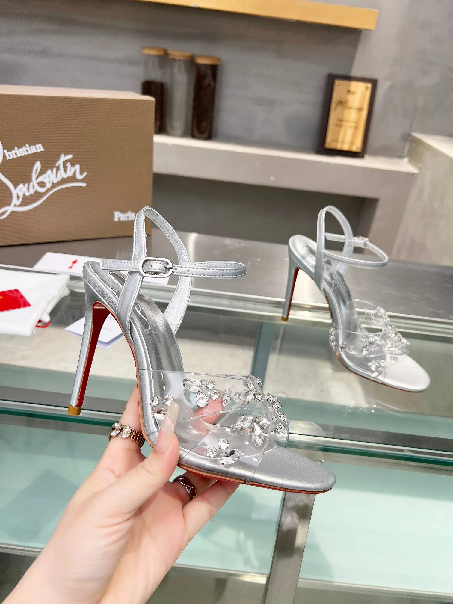 💰290 ChristianLouboutin路铂廷 CL红底鞋‖ 全球限量!来自拉斯维加斯的祝福❤灵感来自拉斯维加斯的炫彩霓虹🎆 手工制作,精致工艺❗收藏级作品❗ 绝对吸睛的存在🌟 两条透明PVC胶片交叉镶嵌各种水晶钻 非常精致 太美了太美了太美了 细高跟时装凉鞋 根本抵抗不了 性感女神 释放无敌女人味 艳丽红底 就像女王登顶时踩着的红毯 分分钟气场全开 不论情场还是职场 一红到底 格外的引人入胜 女人味十足!适合各种聚会 💎 不败的经典 全原版一比一开模定制 🍳面料:原版材料 🍳内里:进口柔软绵羊皮内里垫脚 🍳大底:原版一致真皮底 🍳跟高:10.5cm 🍳Color:浅粉色 银色 🍳Size :35-39(40/41/42/43定做不退换)标准码 🍳包装:配布袋、卡片