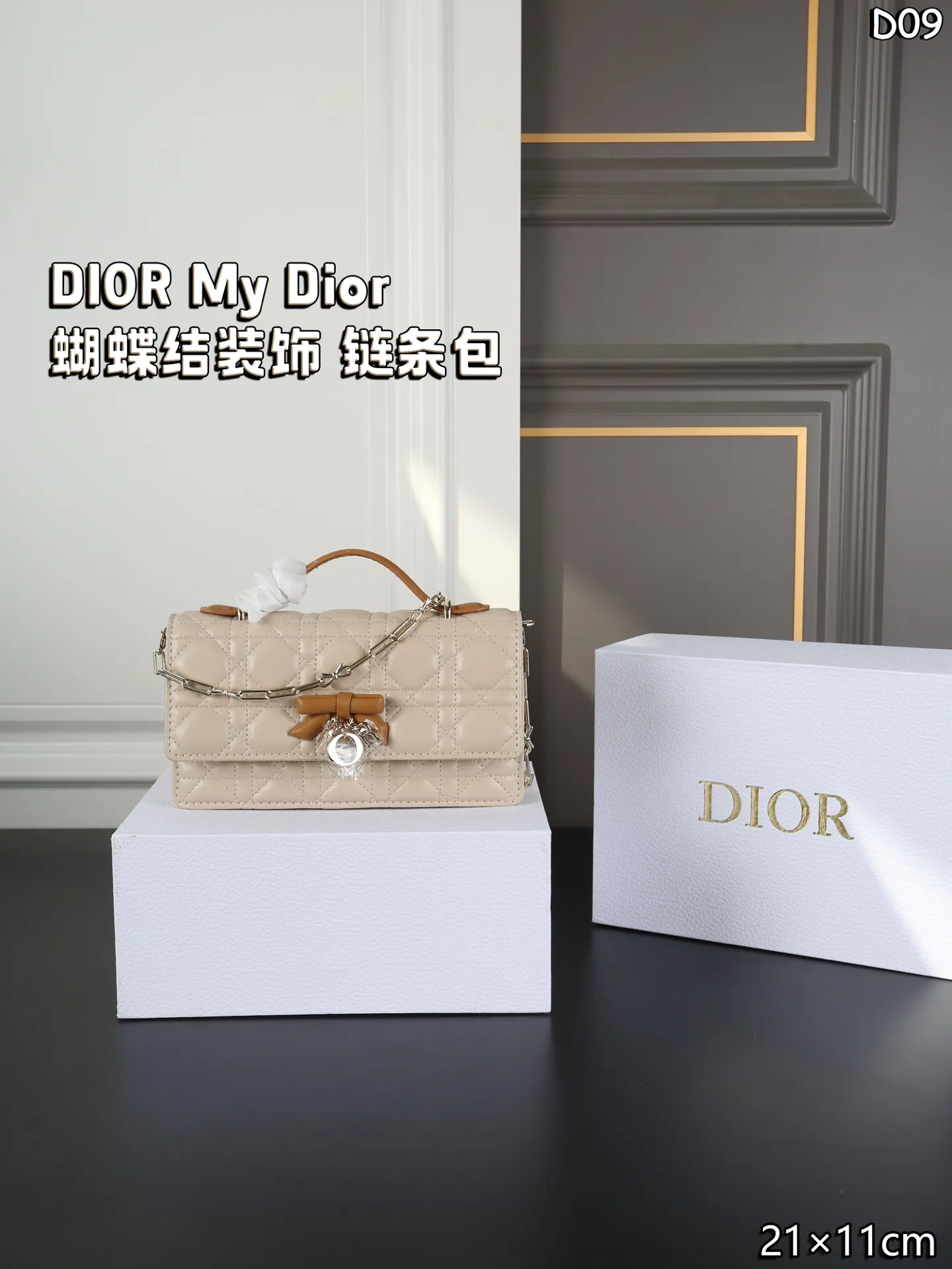 P150 折叠盒 DIOR迪奥 My Dior 蝴蝶结装饰 链条包单肩手提包 迷你 Dior 蝴蝶结链条Woc小包 迪奥26Ss早春新款狠狠的get到啦[哇R] wic包型搭配个小小蝴蝶结，显得一整个包少女感拉满哇[赞R] 手拎着精致又甜美，好适合日常和姐妹们一起拍照凹造型呀🧚&zwj;♀️ 黑白搭配非常的好看，有种莫名的高级感哈哈哈😆 尺寸：21&times;11