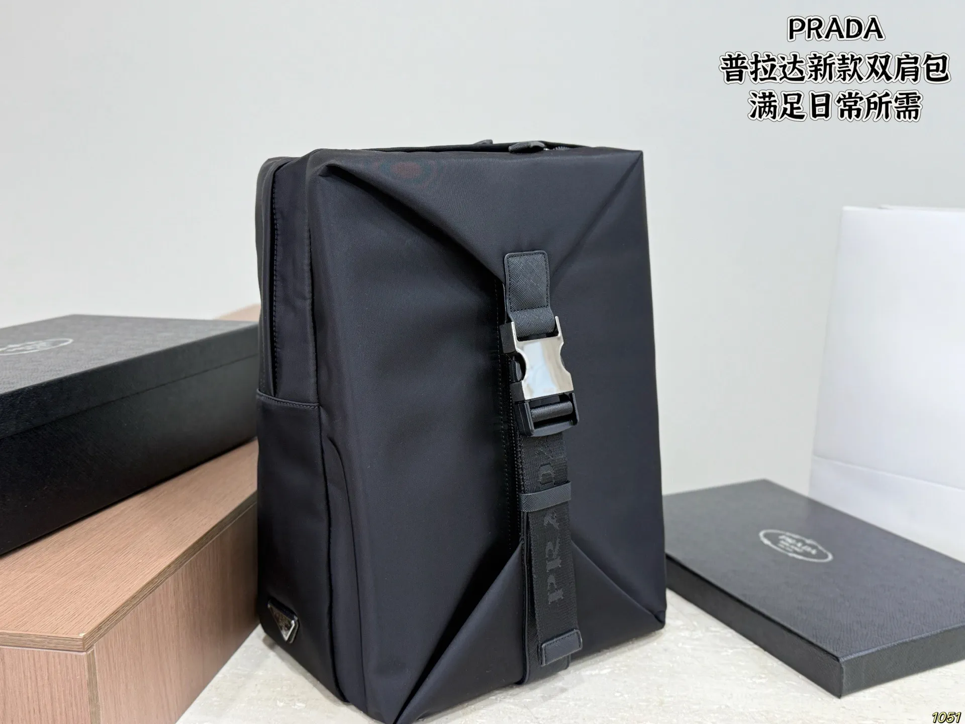 &yen;180 PRADA普拉达新款双肩包 满足日常所需，解放双手 款式百搭 非常能装👍 进口尼龙面料，低调简单 包身不易变形，自重轻❗️ 尺寸28 36