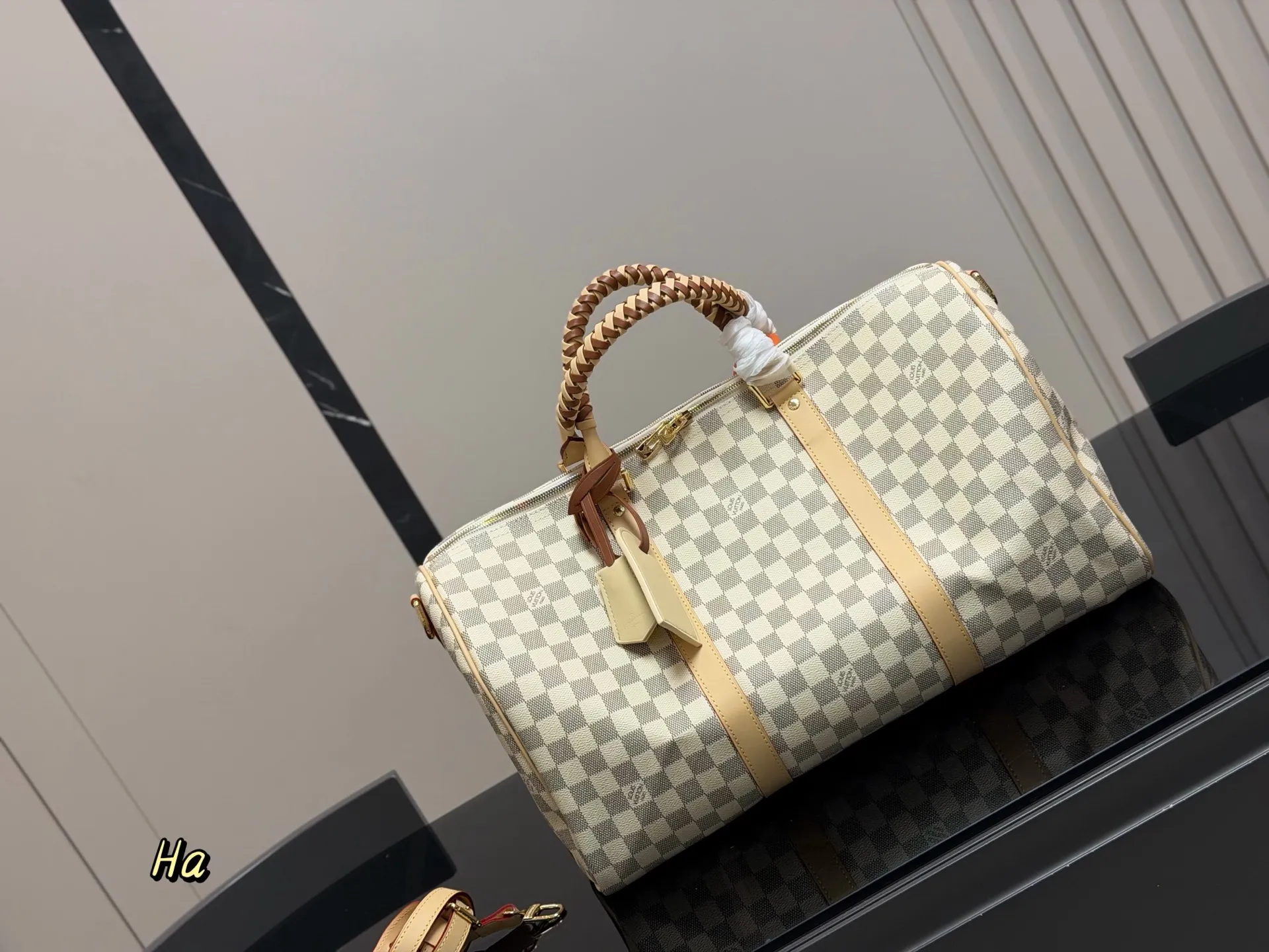 ¥210 超酷中LV Keepall旅行袋 LVKeepall 出差旅行最常用的一只包 这是超酷的一只包 可以做健身包,也可做旅行袋 容量超级感人非常的实用! 出差三四天背这只包,衣服和洗漱用品完全足够!最主要是凹造型最棒了~ 45cm