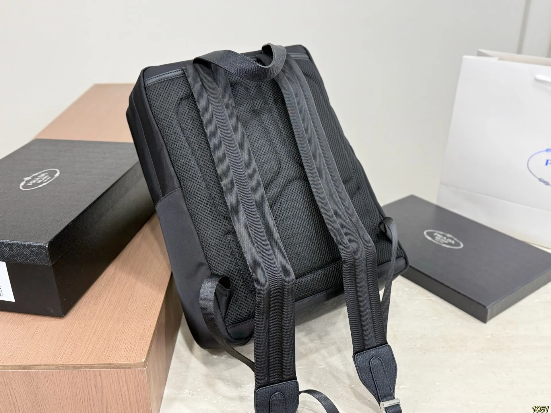 ¥180 PRADA普拉达新款双肩包 满足日常所需,解放双手 款式百搭 非常能装👍 进口尼龙面料,低调简单 包身不易变形,自重轻❗️ 尺寸28 36