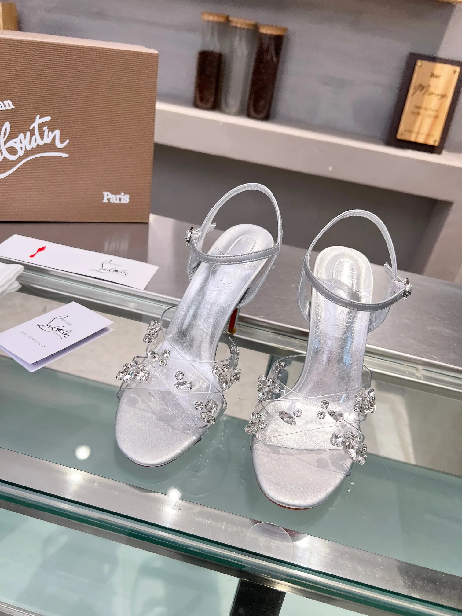 💰290 ChristianLouboutin路铂廷 CL红底鞋‖ 全球限量！来自拉斯维加斯的祝福❤灵感来自拉斯维加斯的炫彩霓虹🎆 手工制作，精致工艺❗收藏级作品❗ 绝对吸睛的存在🌟 两条透明PVC胶片交叉镶嵌各种水晶钻 非常精致 太美了太美了太美了 细高跟时装凉鞋 根本抵抗不了 性感女神 释放无敌女人味 艳丽红底 就像女王登顶时踩着的红毯 分分钟气场全开 不论情场还是职场 一红到底 格外的引人入胜 女人味十足！适合各种聚会 💎 不败的经典 全原版一比一开模定制 🍳面料：原版材料 🍳内里：进口柔软绵羊皮内里垫脚 🍳大底：原版一致真皮底 🍳跟高：10.5cm 🍳Color：浅粉色 银色 🍳Size ：35-39（40/41/42/43定做不退换）标准码 🍳包装：配布袋、卡片