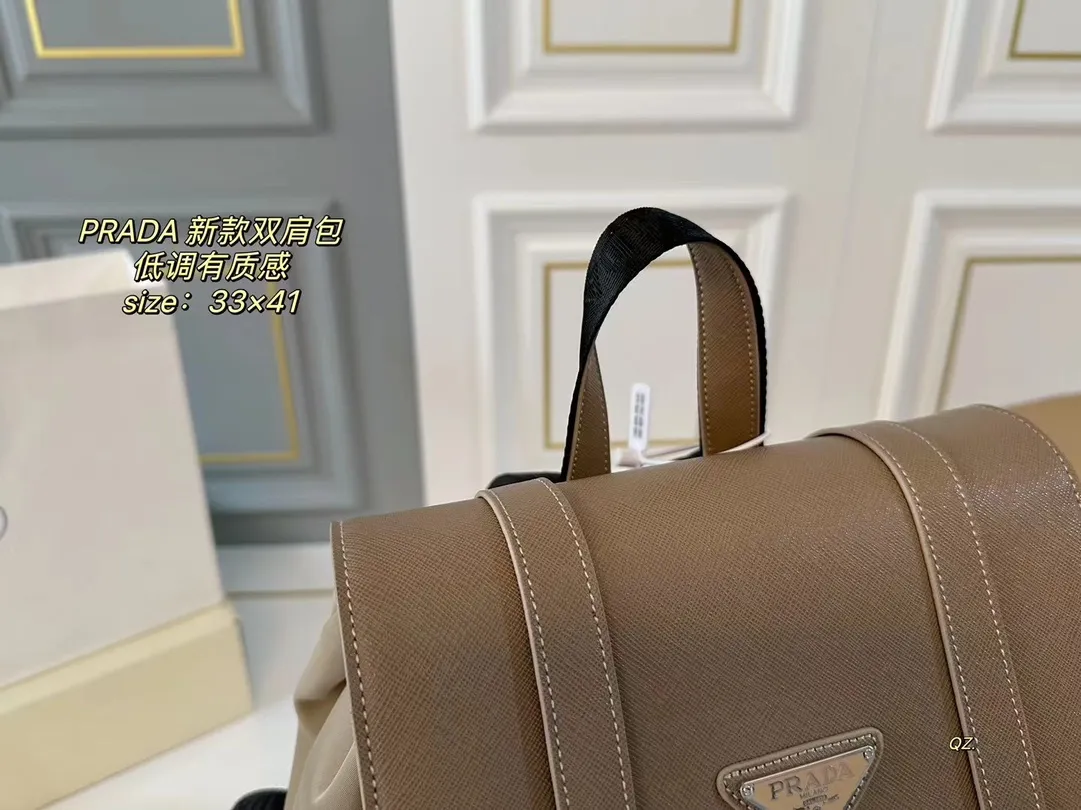 P185（无盒） size：33&times;41 PRADA普拉达新款双肩包❤️ 任何搭配都能够轻松驾驭 尼龙拼皮革，空间超大 低调有质感，男女同款