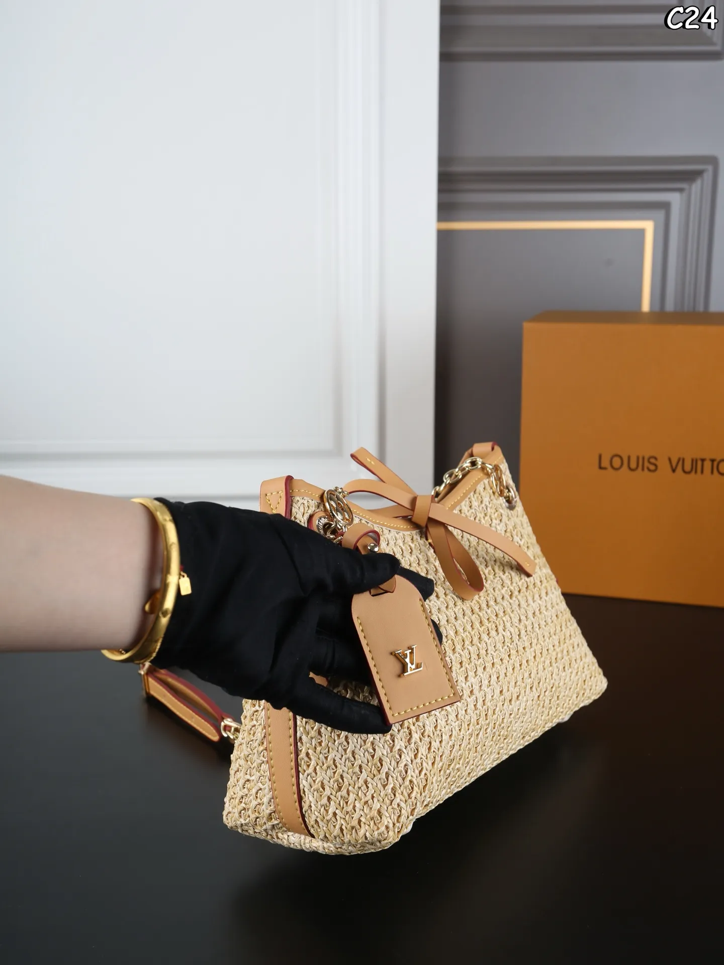 P125 折叠盒 LV 编织 carryall bb 托特包 购物袋 子母包 我宣布☝️这个包包就是夏天氛围感天花板 它的法式设计，让人一眼就爱上，仿佛能感受到法国街头的悠闲自在。而且，这款包的韩系风格也非常明显，轻巧又时尚，无论是逛街还是旅行，都是不二之选 尺寸：27&times;18