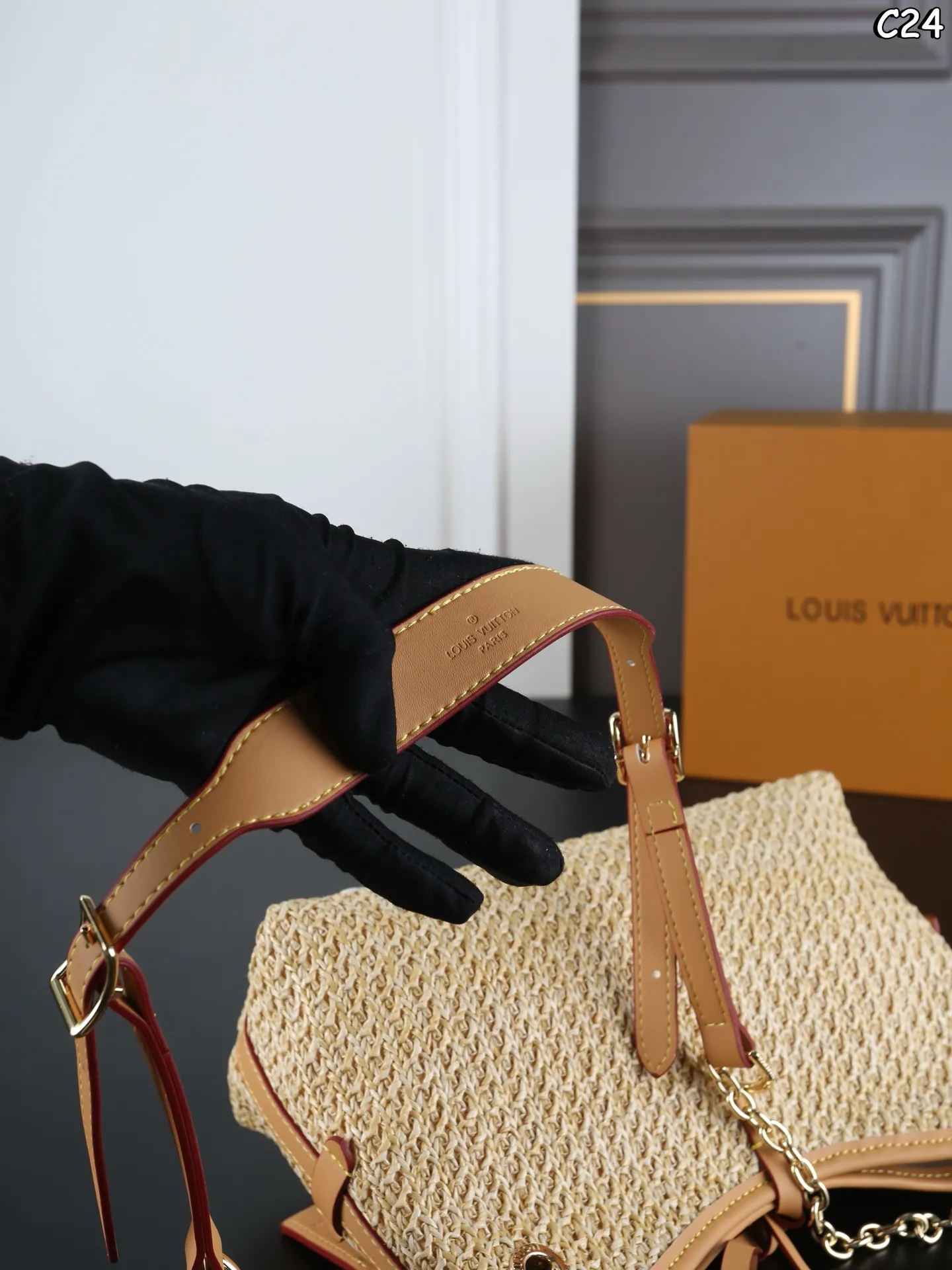 P125 折叠盒 LV 编织 carryall bb 托特包 购物袋 子母包 我宣布☝️这个包包就是夏天氛围感天花板 它的法式设计，让人一眼就爱上，仿佛能感受到法国街头的悠闲自在。而且，这款包的韩系风格也非常明显，轻巧又时尚，无论是逛街还是旅行，都是不二之选 尺寸：27&times;18