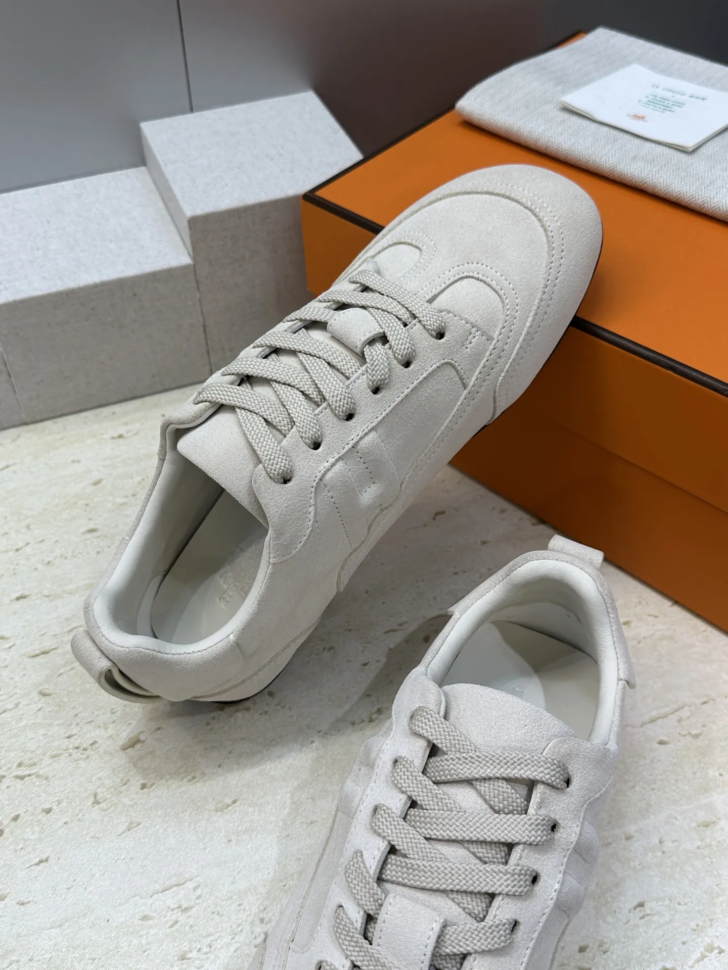 工厂价:女码P310/男码P320 爱马仕 Hermes 2026春夏情侣系列新款 Master 休闲系带百搭运动徳训鞋 H家字母logo时尚拼色平底圆头阿甘跑鞋 材质:鞋面进口羊猄皮/进口小牛皮+水染牛皮内里+原版开模Tpu大底 Size: 女码35-41(40.41定制不退换) 男码39-45(45定制不退换)