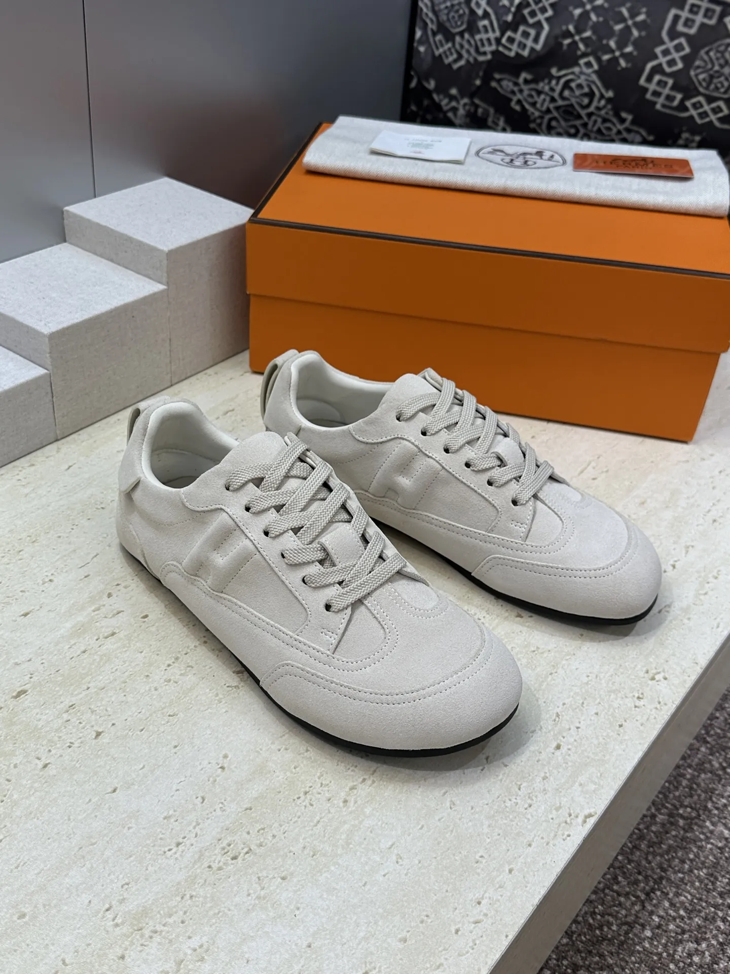 工厂价:女码P310/男码P320 爱马仕 Hermes 2026春夏情侣系列新款 Master 休闲系带百搭运动徳训鞋 H家字母logo时尚拼色平底圆头阿甘跑鞋 材质:鞋面进口羊猄皮/进口小牛皮+水染牛皮内里+原版开模Tpu大底 Size: 女码35-41(40.41定制不退换) 男码39-45(45定制不退换)