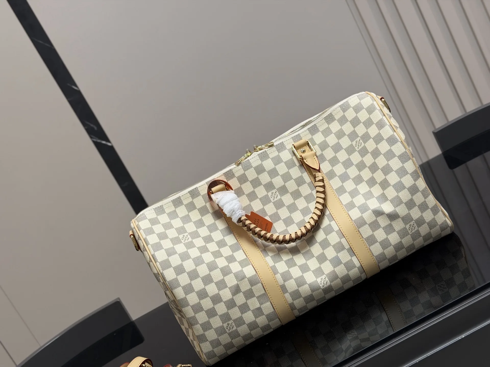 &yen;210 超酷中LV Keepall旅行袋 LVKeepall 出差旅行最常用的一只包 这是超酷的一只包 可以做健身包，也可做旅行袋 容量超级感人非常的实用! 出差三四天背这只包，衣服和洗漱用品完全足够!最主要是凹造型最棒了~ 45cm