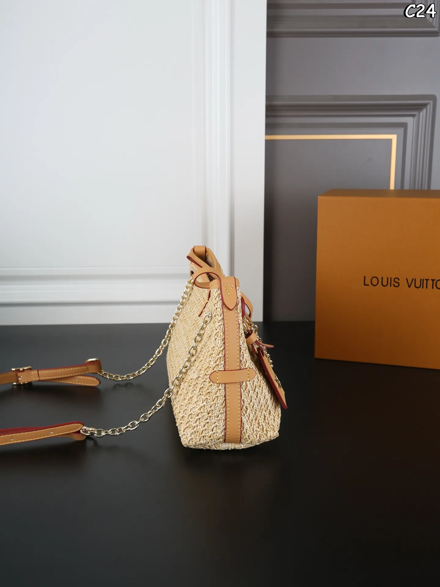 P125 折叠盒 LV 编织 carryall bb 托特包 购物袋 子母包 我宣布☝️这个包包就是夏天氛围感天花板 它的法式设计,让人一眼就爱上,仿佛能感受到法国街头的悠闲自在。而且,这款包的韩系风格也非常明显,轻巧又时尚,无论是逛街还是旅行,都是不二之选 尺寸:27×18