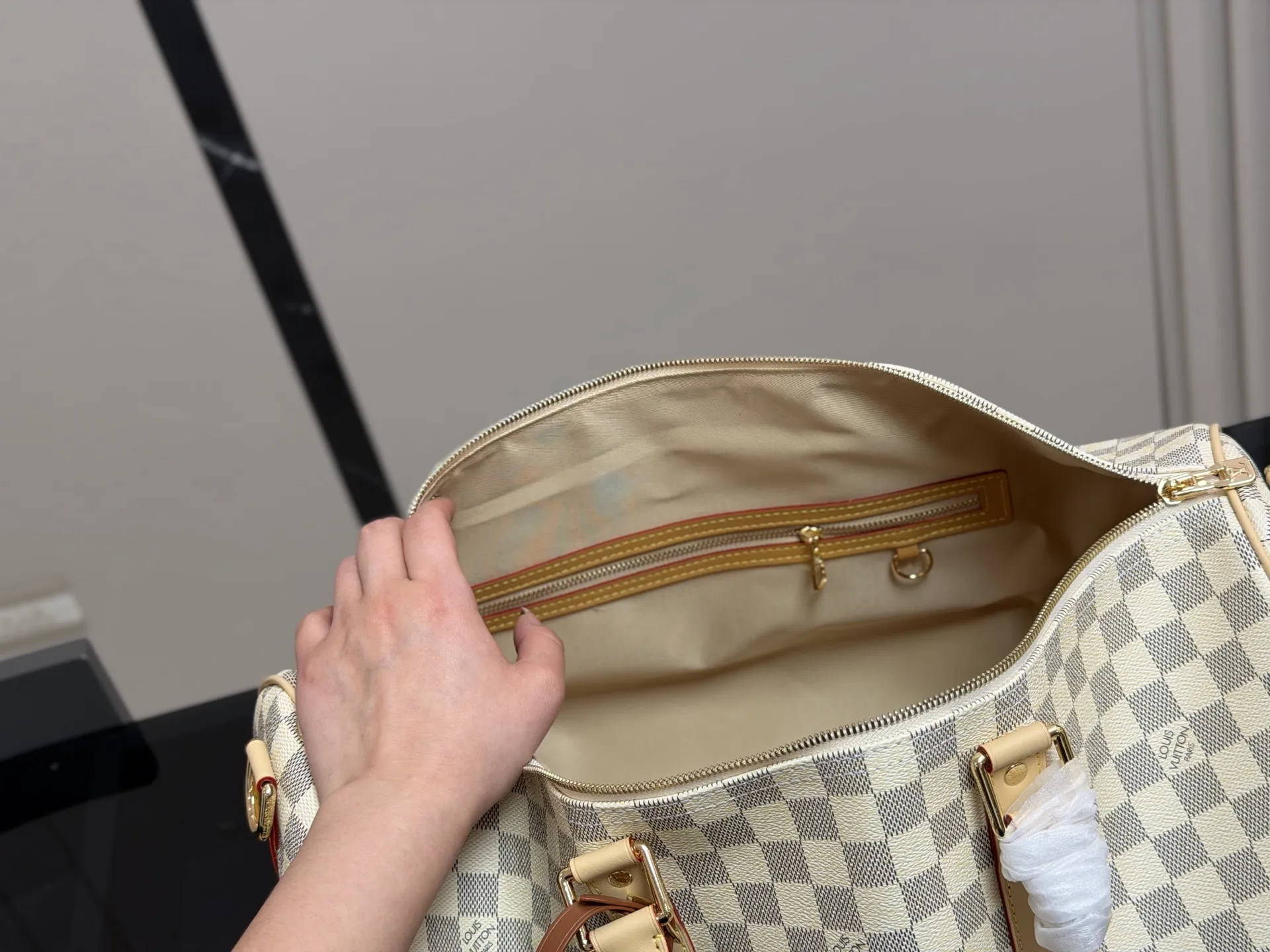 &yen;210 超酷中LV Keepall旅行袋 LVKeepall 出差旅行最常用的一只包 这是超酷的一只包 可以做健身包，也可做旅行袋 容量超级感人非常的实用! 出差三四天背这只包，衣服和洗漱用品完全足够!最主要是凹造型最棒了~ 45cm