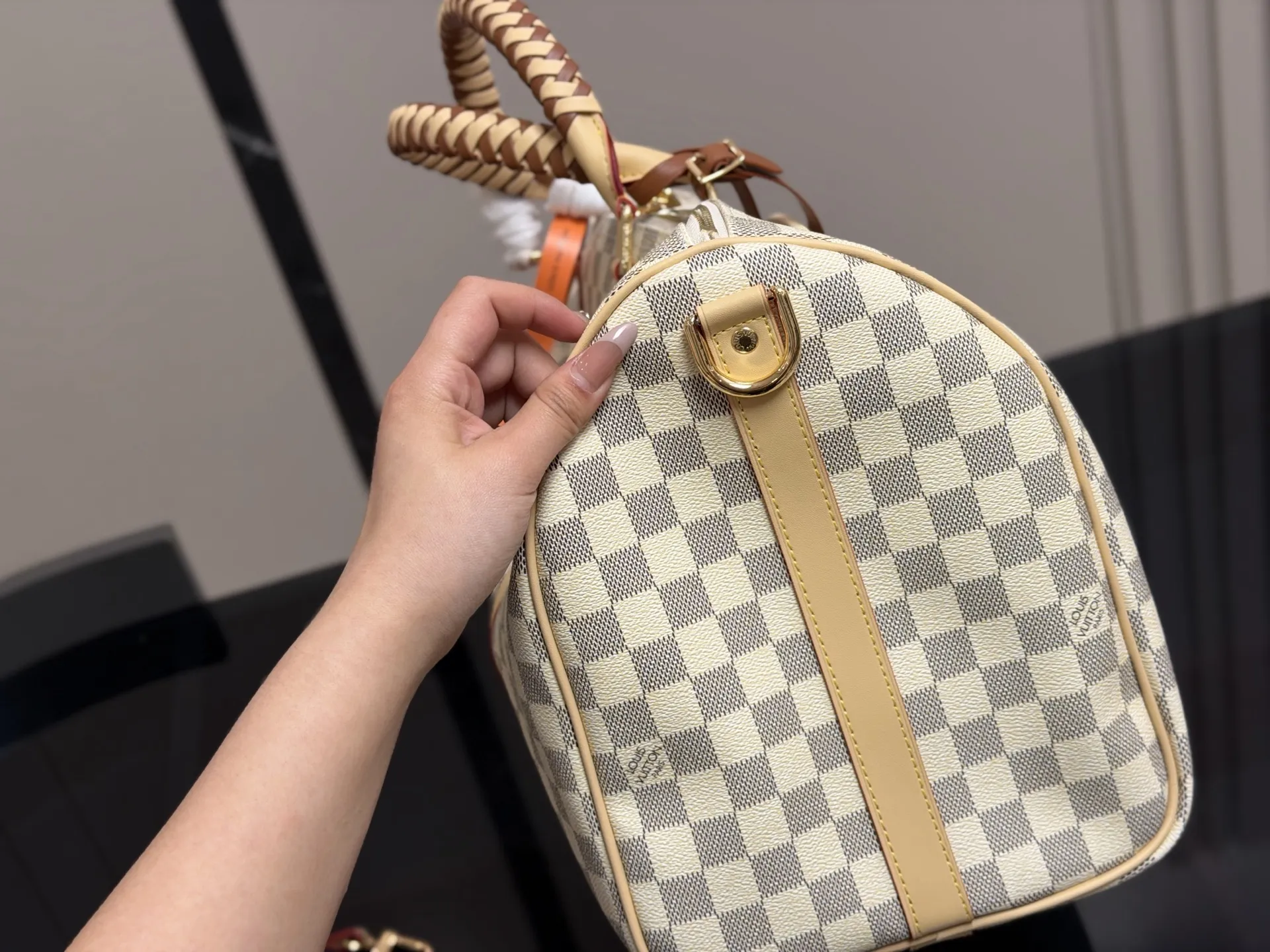&yen;210 超酷中LV Keepall旅行袋 LVKeepall 出差旅行最常用的一只包 这是超酷的一只包 可以做健身包，也可做旅行袋 容量超级感人非常的实用! 出差三四天背这只包，衣服和洗漱用品完全足够!最主要是凹造型最棒了~ 45cm