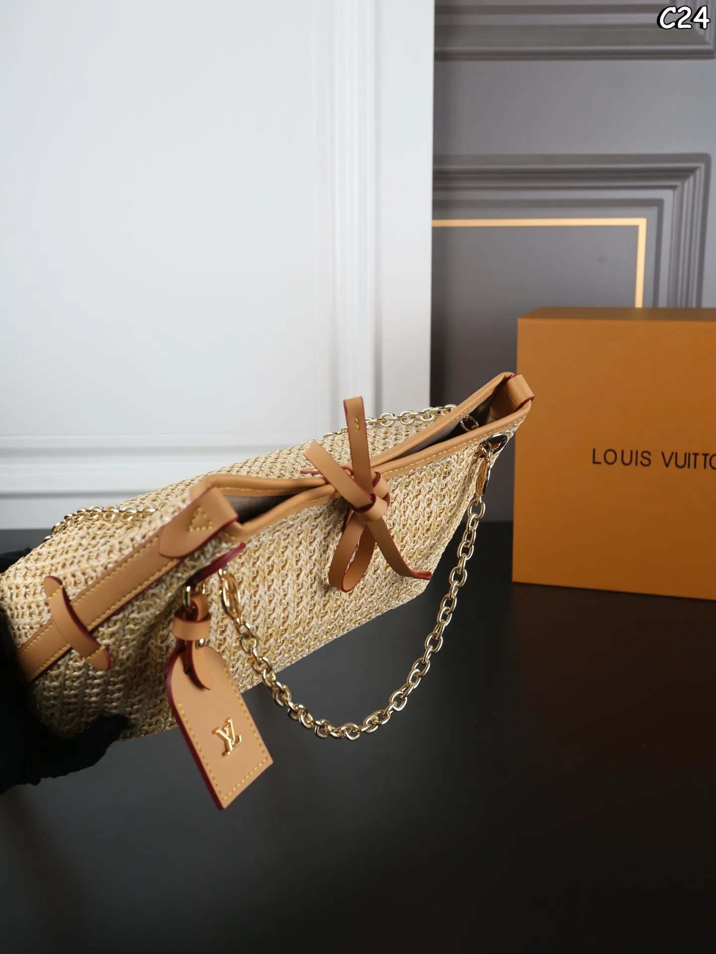 P125 折叠盒 LV 编织 carryall bb 托特包 购物袋 子母包 我宣布☝️这个包包就是夏天氛围感天花板 它的法式设计,让人一眼就爱上,仿佛能感受到法国街头的悠闲自在。而且,这款包的韩系风格也非常明显,轻巧又时尚,无论是逛街还是旅行,都是不二之选 尺寸:27×18