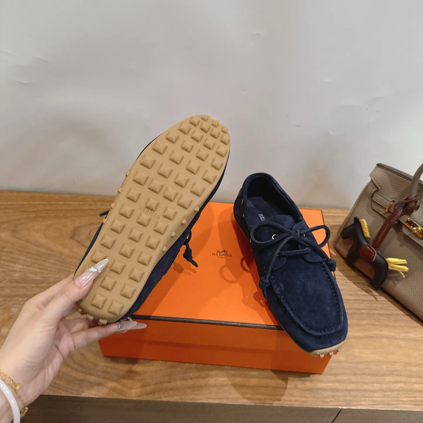 hermes fw26ne arrival~ Trail运动鞋款式,设计经典百搭,一脚蹬的样式方便穿脱,适合多种场合穿搭。品牌标识:爱马仕标志性的设计元素,彰显品牌身份。 采用牛皮材质,质感细腻,触感柔软,兼具舒适与高级感。提供丰富的色彩选择,包括深棕、黑色、米白、浅棕等,满足不同风格和搭配需求。做工精细,缝线工整,细节处体现品牌的精湛工艺,保证了鞋子的品质和耐用性。 size:35-45 P320男码+20