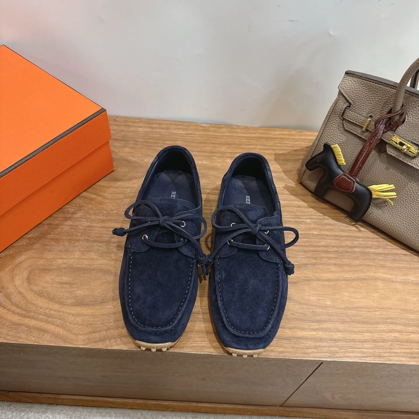 hermes fw26ne arrival～ Trail运动鞋款式，设计经典百搭，一脚蹬的样式方便穿脱，适合多种场合穿搭。品牌标识：爱马仕标志性的设计元素，彰显品牌身份。 采用牛皮材质，质感细腻，触感柔软，兼具舒适与高级感。提供丰富的色彩选择，包括深棕、黑色、米白、浅棕等，满足不同风格和搭配需求。做工精细，缝线工整，细节处体现品牌的精湛工艺，保证了鞋子的品质和耐用性。 size：35-45 P320男码+20