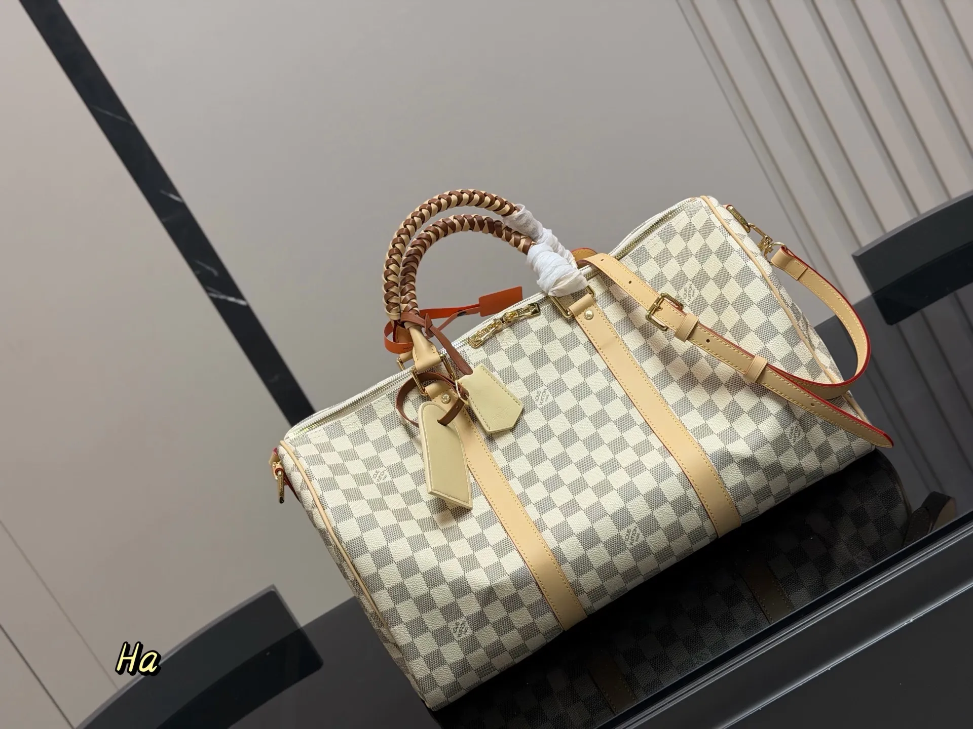 ¥210 超酷中LV Keepall旅行袋 LVKeepall 出差旅行最常用的一只包 这是超酷的一只包 可以做健身包,也可做旅行袋 容量超级感人非常的实用! 出差三四天背这只包,衣服和洗漱用品完全足够!最主要是凹造型最棒了~ 45cm
