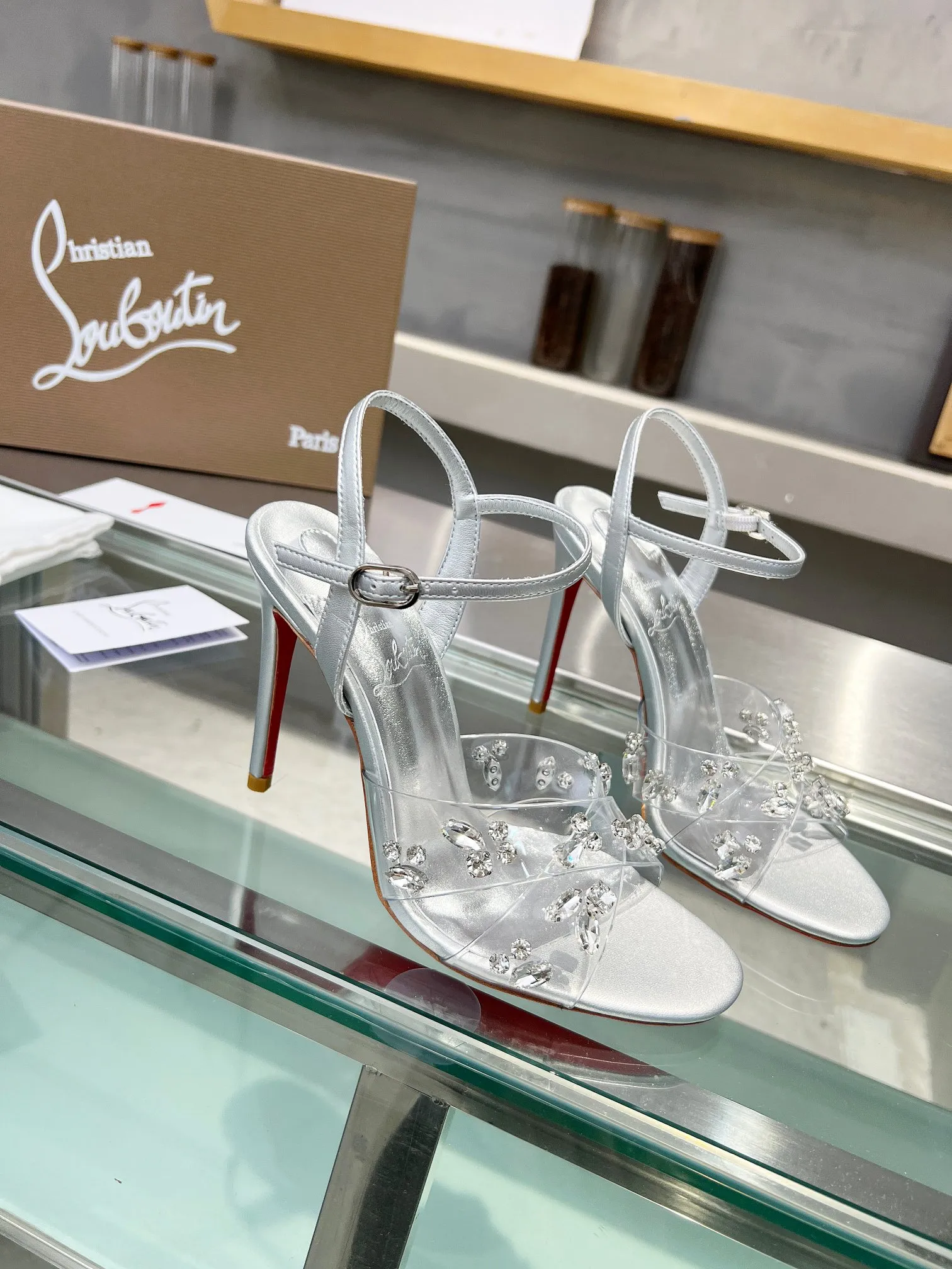 💰290 ChristianLouboutin路铂廷 CL红底鞋‖ 全球限量！来自拉斯维加斯的祝福❤灵感来自拉斯维加斯的炫彩霓虹🎆 手工制作，精致工艺❗收藏级作品❗ 绝对吸睛的存在🌟 两条透明PVC胶片交叉镶嵌各种水晶钻 非常精致 太美了太美了太美了 细高跟时装凉鞋 根本抵抗不了 性感女神 释放无敌女人味 艳丽红底 就像女王登顶时踩着的红毯 分分钟气场全开 不论情场还是职场 一红到底 格外的引人入胜 女人味十足！适合各种聚会 💎 不败的经典 全原版一比一开模定制 🍳面料：原版材料 🍳内里：进口柔软绵羊皮内里垫脚 🍳大底：原版一致真皮底 🍳跟高：10.5cm 🍳Color：浅粉色 银色 🍳Size ：35-39（40/41/42/43定做不退换）标准码 🍳包装：配布袋、卡片