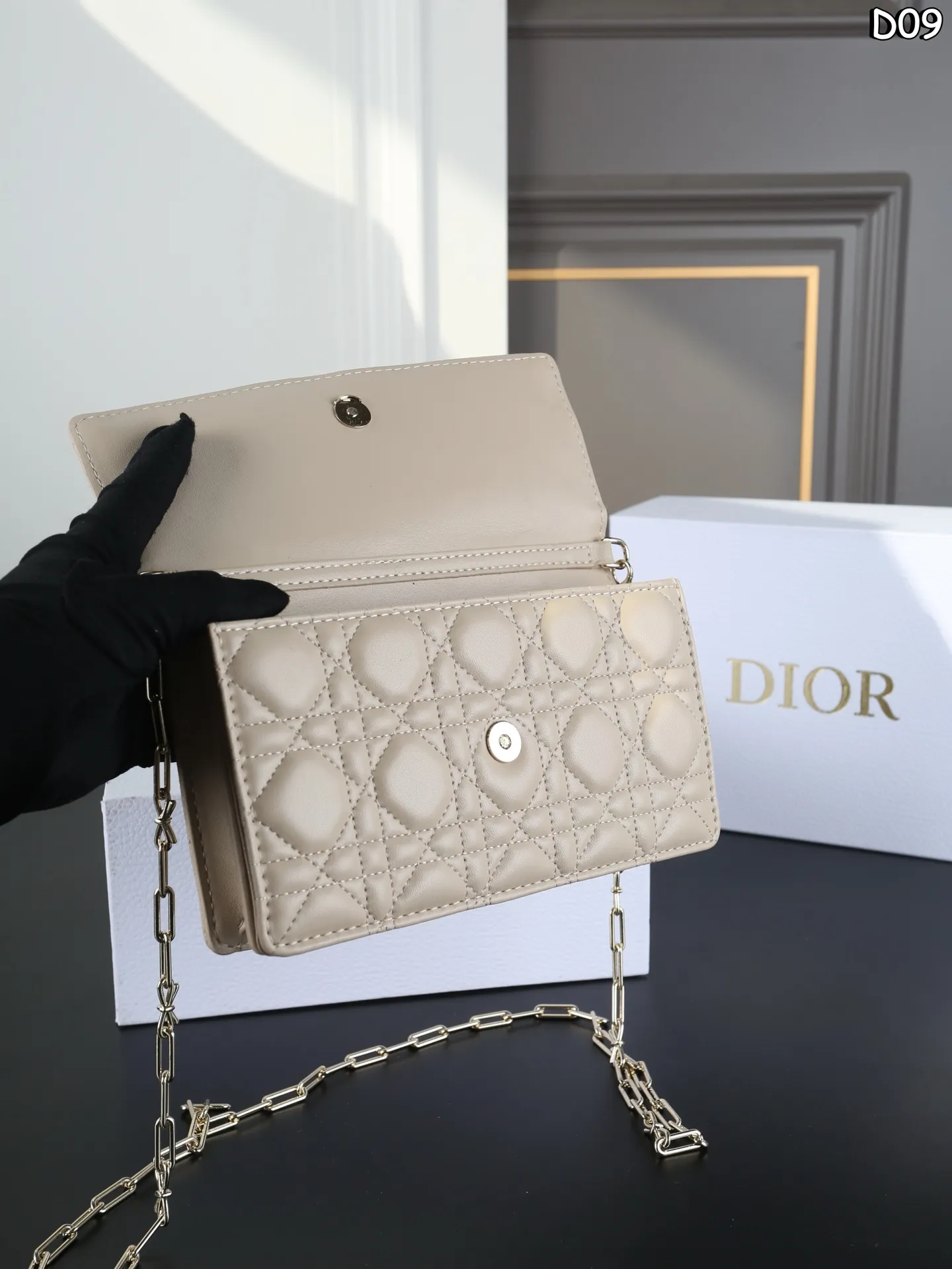 P150 折叠盒 DIOR迪奥 My Dior 蝴蝶结装饰 链条包单肩手提包 迷你 Dior 蝴蝶结链条Woc小包 迪奥26Ss早春新款狠狠的get到啦[哇R] wic包型搭配个小小蝴蝶结，显得一整个包少女感拉满哇[赞R] 手拎着精致又甜美，好适合日常和姐妹们一起拍照凹造型呀🧚&zwj;♀️ 黑白搭配非常的好看，有种莫名的高级感哈哈哈😆 尺寸：21&times;11