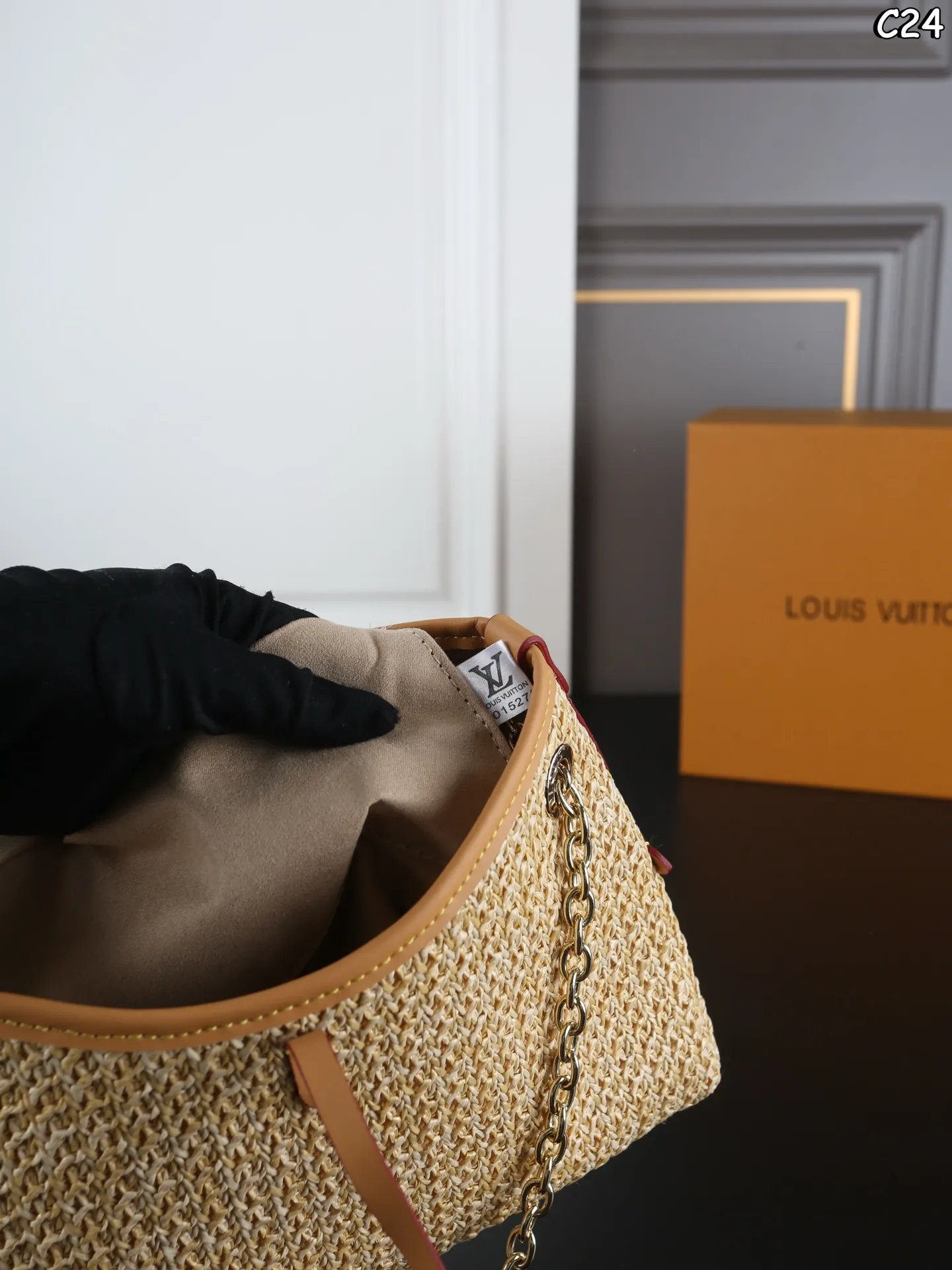 P125 折叠盒 LV 编织 carryall bb 托特包 购物袋 子母包 我宣布☝️这个包包就是夏天氛围感天花板 它的法式设计，让人一眼就爱上，仿佛能感受到法国街头的悠闲自在。而且，这款包的韩系风格也非常明显，轻巧又时尚，无论是逛街还是旅行，都是不二之选 尺寸：27&times;18