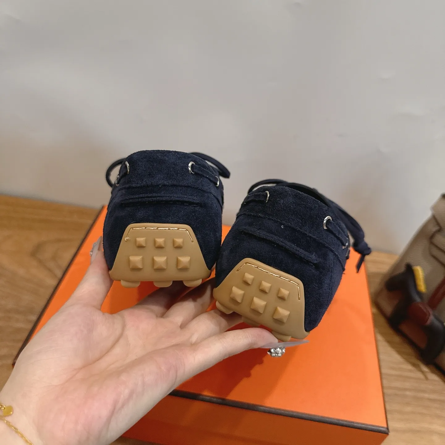 hermes fw26ne arrival~ Trail运动鞋款式,设计经典百搭,一脚蹬的样式方便穿脱,适合多种场合穿搭。品牌标识:爱马仕标志性的设计元素,彰显品牌身份。 采用牛皮材质,质感细腻,触感柔软,兼具舒适与高级感。提供丰富的色彩选择,包括深棕、黑色、米白、浅棕等,满足不同风格和搭配需求。做工精细,缝线工整,细节处体现品牌的精湛工艺,保证了鞋子的品质和耐用性。 size:35-45 P320男码+20