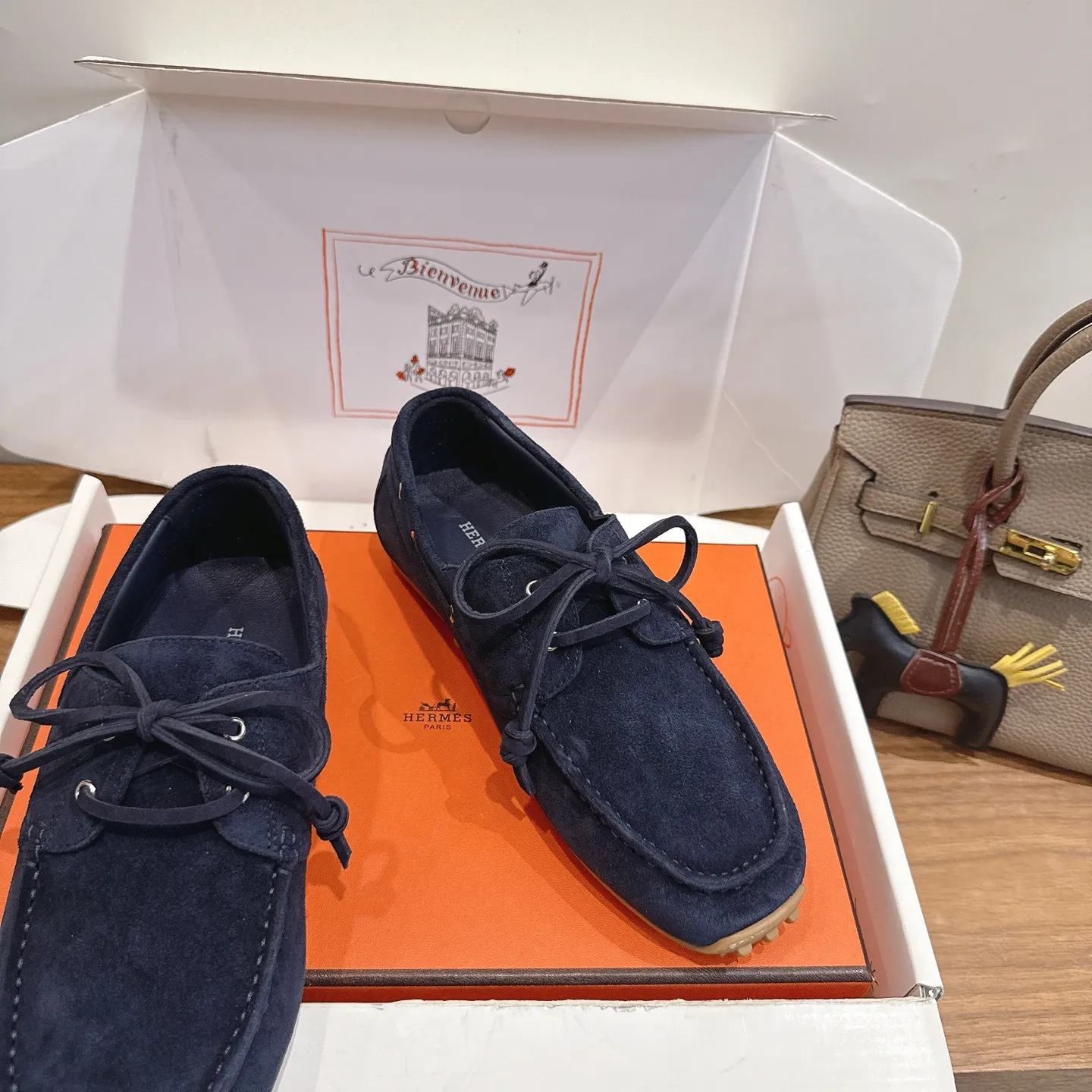 hermes fw26ne arrival~ Trail运动鞋款式,设计经典百搭,一脚蹬的样式方便穿脱,适合多种场合穿搭。品牌标识:爱马仕标志性的设计元素,彰显品牌身份。 采用牛皮材质,质感细腻,触感柔软,兼具舒适与高级感。提供丰富的色彩选择,包括深棕、黑色、米白、浅棕等,满足不同风格和搭配需求。做工精细,缝线工整,细节处体现品牌的精湛工艺,保证了鞋子的品质和耐用性。 size:35-45 P320男码+20
