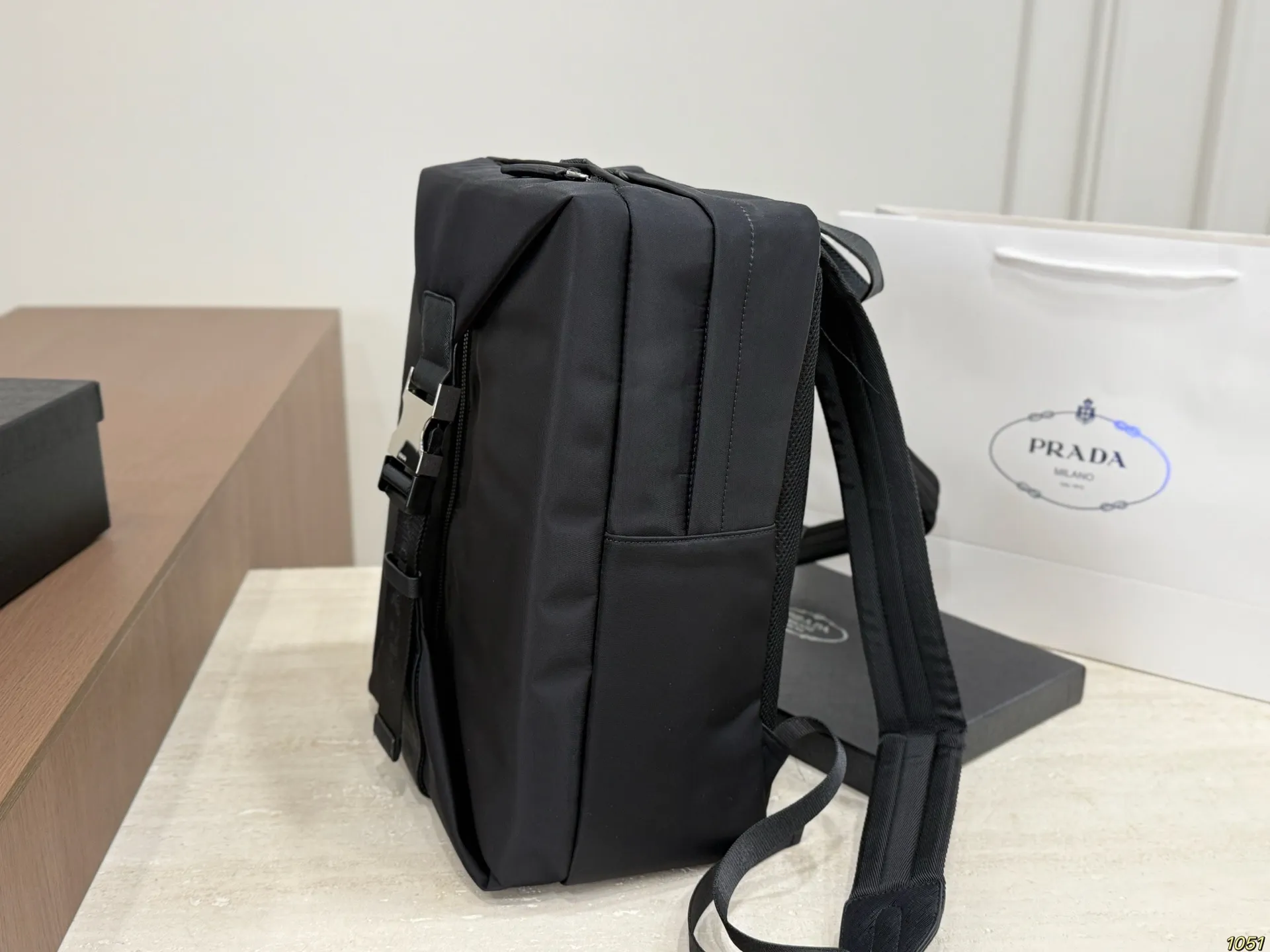 &yen;180 PRADA普拉达新款双肩包 满足日常所需，解放双手 款式百搭 非常能装👍 进口尼龙面料，低调简单 包身不易变形，自重轻❗️ 尺寸28 36