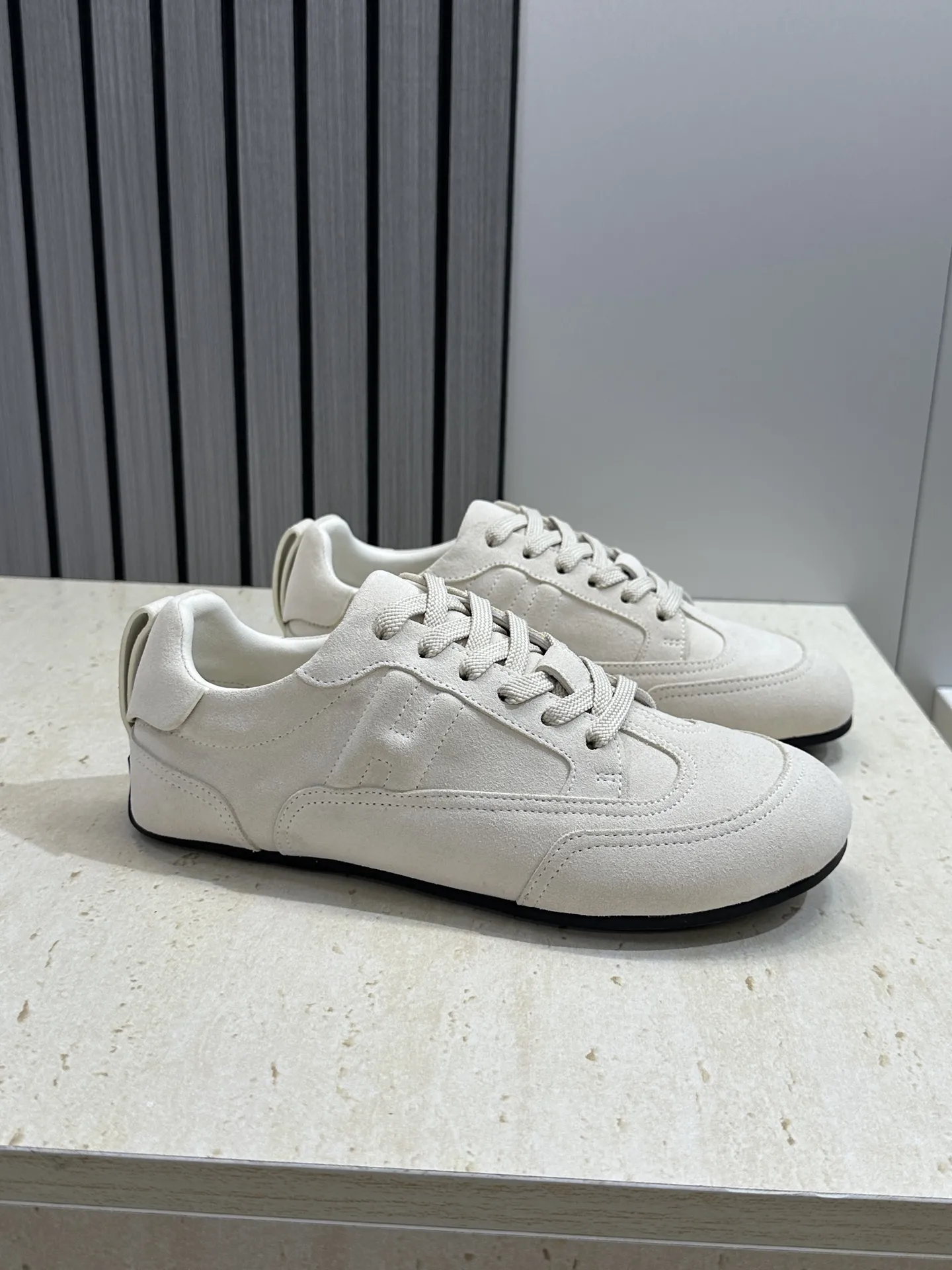 工厂价:女码P310/男码P320 爱马仕 Hermes 2026春夏情侣系列新款 Master 休闲系带百搭运动徳训鞋 H家字母logo时尚拼色平底圆头阿甘跑鞋 材质:鞋面进口羊猄皮/进口小牛皮+水染牛皮内里+原版开模Tpu大底 Size: 女码35-41(40.41定制不退换) 男码39-45(45定制不退换)