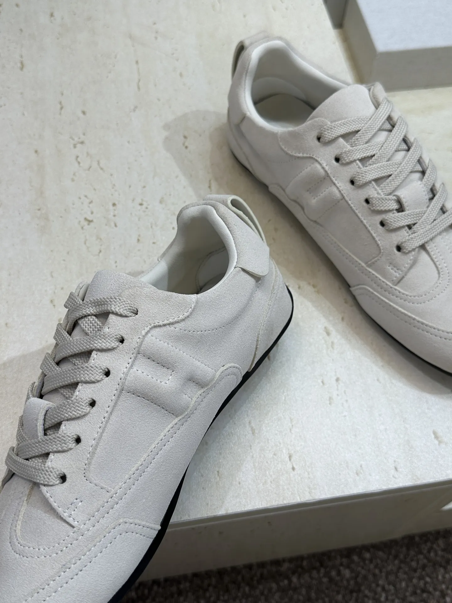工厂价:女码P310/男码P320 爱马仕 Hermes 2026春夏情侣系列新款 Master 休闲系带百搭运动徳训鞋 H家字母logo时尚拼色平底圆头阿甘跑鞋 材质:鞋面进口羊猄皮/进口小牛皮+水染牛皮内里+原版开模Tpu大底 Size: 女码35-41(40.41定制不退换) 男码39-45(45定制不退换)
