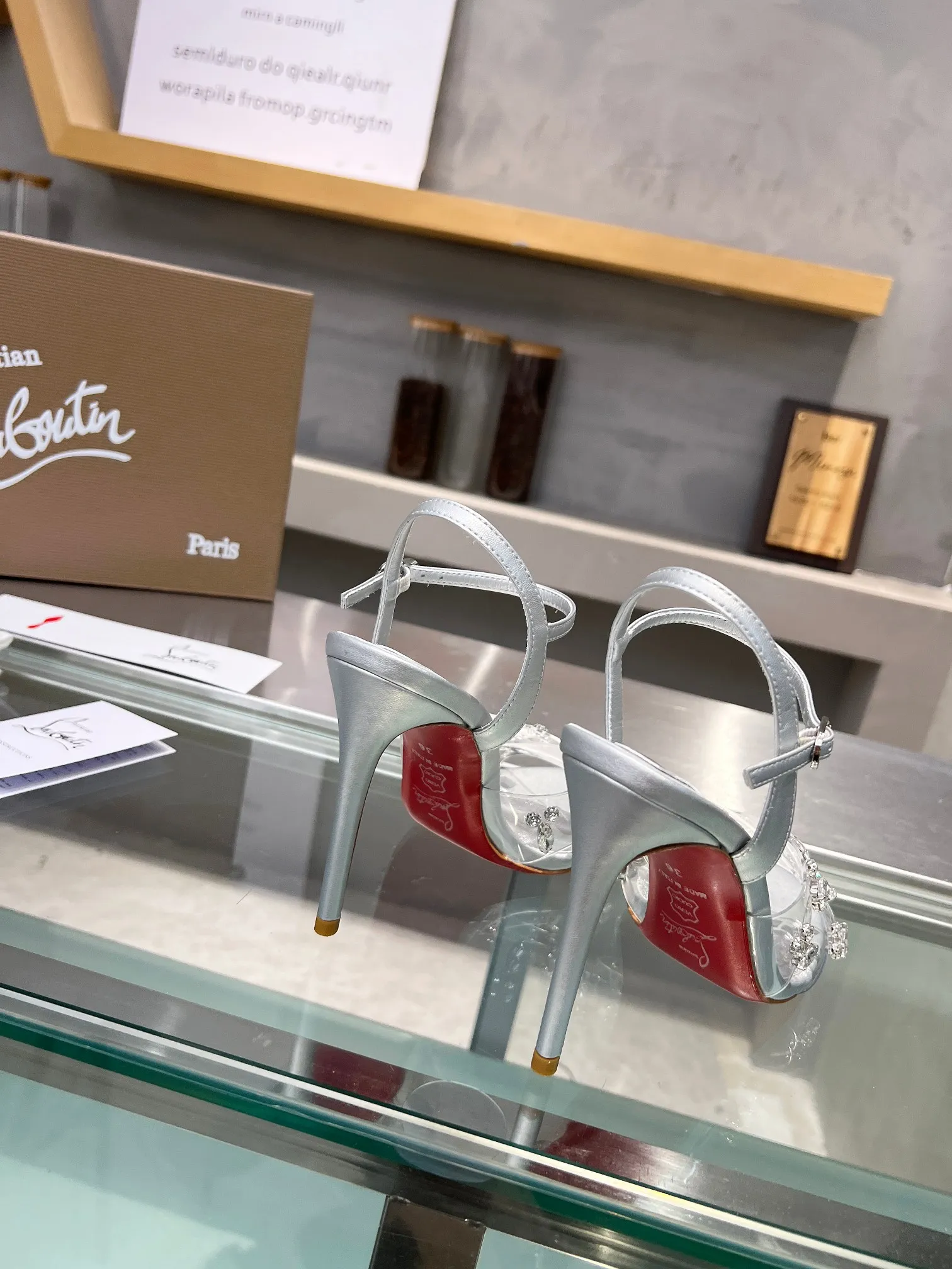 💰290 ChristianLouboutin路铂廷 CL红底鞋‖ 全球限量！来自拉斯维加斯的祝福❤灵感来自拉斯维加斯的炫彩霓虹🎆 手工制作，精致工艺❗收藏级作品❗ 绝对吸睛的存在🌟 两条透明PVC胶片交叉镶嵌各种水晶钻 非常精致 太美了太美了太美了 细高跟时装凉鞋 根本抵抗不了 性感女神 释放无敌女人味 艳丽红底 就像女王登顶时踩着的红毯 分分钟气场全开 不论情场还是职场 一红到底 格外的引人入胜 女人味十足！适合各种聚会 💎 不败的经典 全原版一比一开模定制 🍳面料：原版材料 🍳内里：进口柔软绵羊皮内里垫脚 🍳大底：原版一致真皮底 🍳跟高：10.5cm 🍳Color：浅粉色 银色 🍳Size ：35-39（40/41/42/43定做不退换）标准码 🍳包装：配布袋、卡片