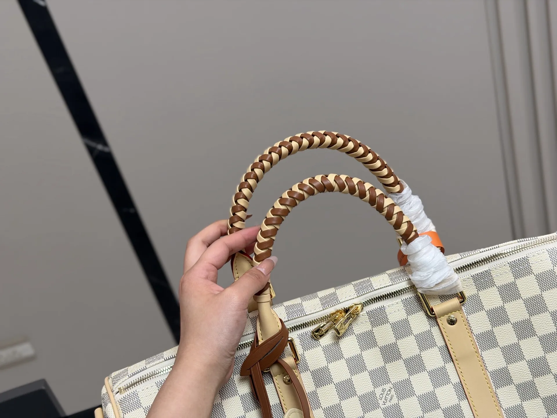 &yen;210 超酷中LV Keepall旅行袋 LVKeepall 出差旅行最常用的一只包 这是超酷的一只包 可以做健身包，也可做旅行袋 容量超级感人非常的实用! 出差三四天背这只包，衣服和洗漱用品完全足够!最主要是凹造型最棒了~ 45cm
