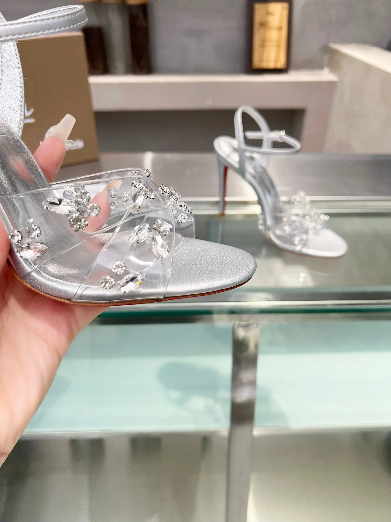 💰290 ChristianLouboutin路铂廷 CL红底鞋‖ 全球限量！来自拉斯维加斯的祝福❤灵感来自拉斯维加斯的炫彩霓虹🎆 手工制作，精致工艺❗收藏级作品❗ 绝对吸睛的存在🌟 两条透明PVC胶片交叉镶嵌各种水晶钻 非常精致 太美了太美了太美了 细高跟时装凉鞋 根本抵抗不了 性感女神 释放无敌女人味 艳丽红底 就像女王登顶时踩着的红毯 分分钟气场全开 不论情场还是职场 一红到底 格外的引人入胜 女人味十足！适合各种聚会 💎 不败的经典 全原版一比一开模定制 🍳面料：原版材料 🍳内里：进口柔软绵羊皮内里垫脚 🍳大底：原版一致真皮底 🍳跟高：10.5cm 🍳Color：浅粉色 银色 🍳Size ：35-39（40/41/42/43定做不退换）标准码 🍳包装：配布袋、卡片