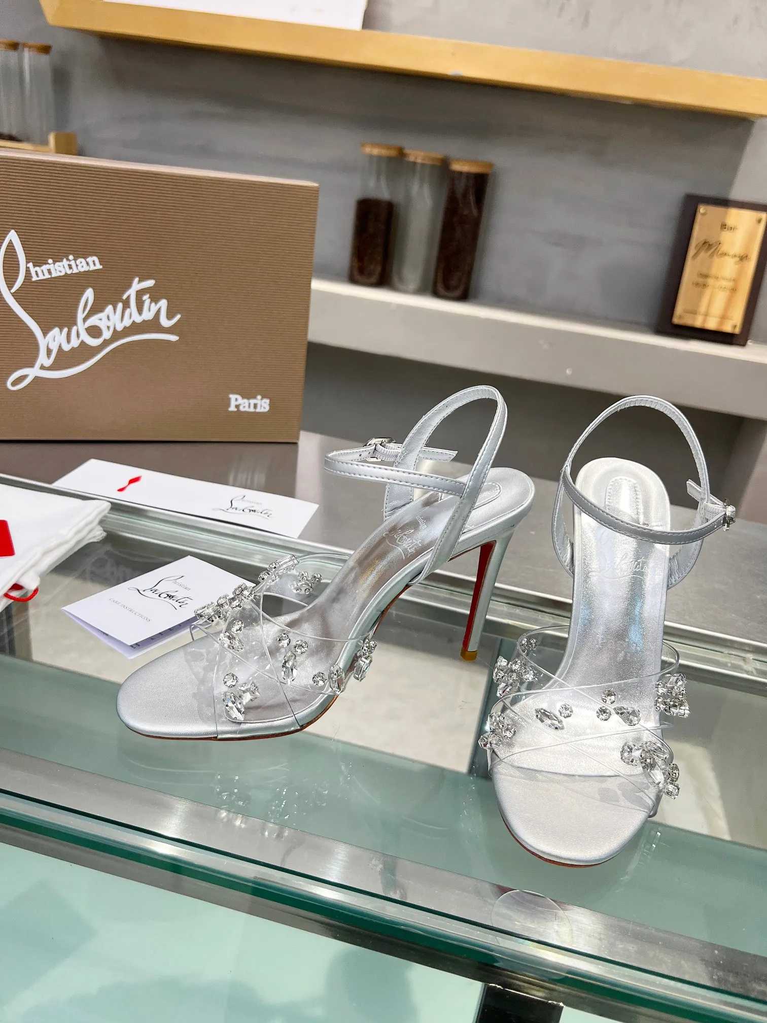💰290 ChristianLouboutin路铂廷 CL红底鞋‖ 全球限量！来自拉斯维加斯的祝福❤灵感来自拉斯维加斯的炫彩霓虹🎆 手工制作，精致工艺❗收藏级作品❗ 绝对吸睛的存在🌟 两条透明PVC胶片交叉镶嵌各种水晶钻 非常精致 太美了太美了太美了 细高跟时装凉鞋 根本抵抗不了 性感女神 释放无敌女人味 艳丽红底 就像女王登顶时踩着的红毯 分分钟气场全开 不论情场还是职场 一红到底 格外的引人入胜 女人味十足！适合各种聚会 💎 不败的经典 全原版一比一开模定制 🍳面料：原版材料 🍳内里：进口柔软绵羊皮内里垫脚 🍳大底：原版一致真皮底 🍳跟高：10.5cm 🍳Color：浅粉色 银色 🍳Size ：35-39（40/41/42/43定做不退换）标准码 🍳包装：配布袋、卡片