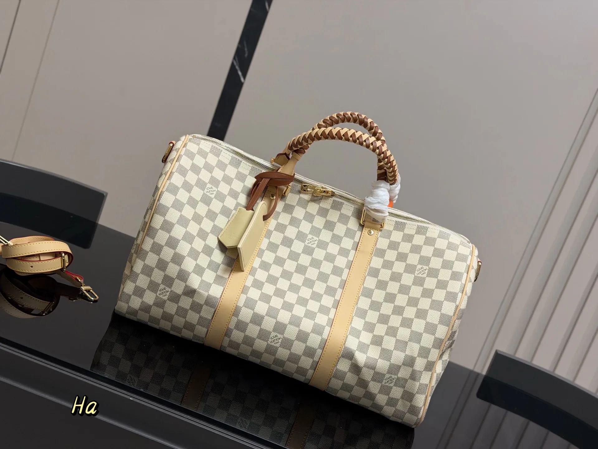¥210 超酷中LV Keepall旅行袋 LVKeepall 出差旅行最常用的一只包 这是超酷的一只包 可以做健身包,也可做旅行袋 容量超级感人非常的实用! 出差三四天背这只包,衣服和洗漱用品完全足够!最主要是凹造型最棒了~ 45cm