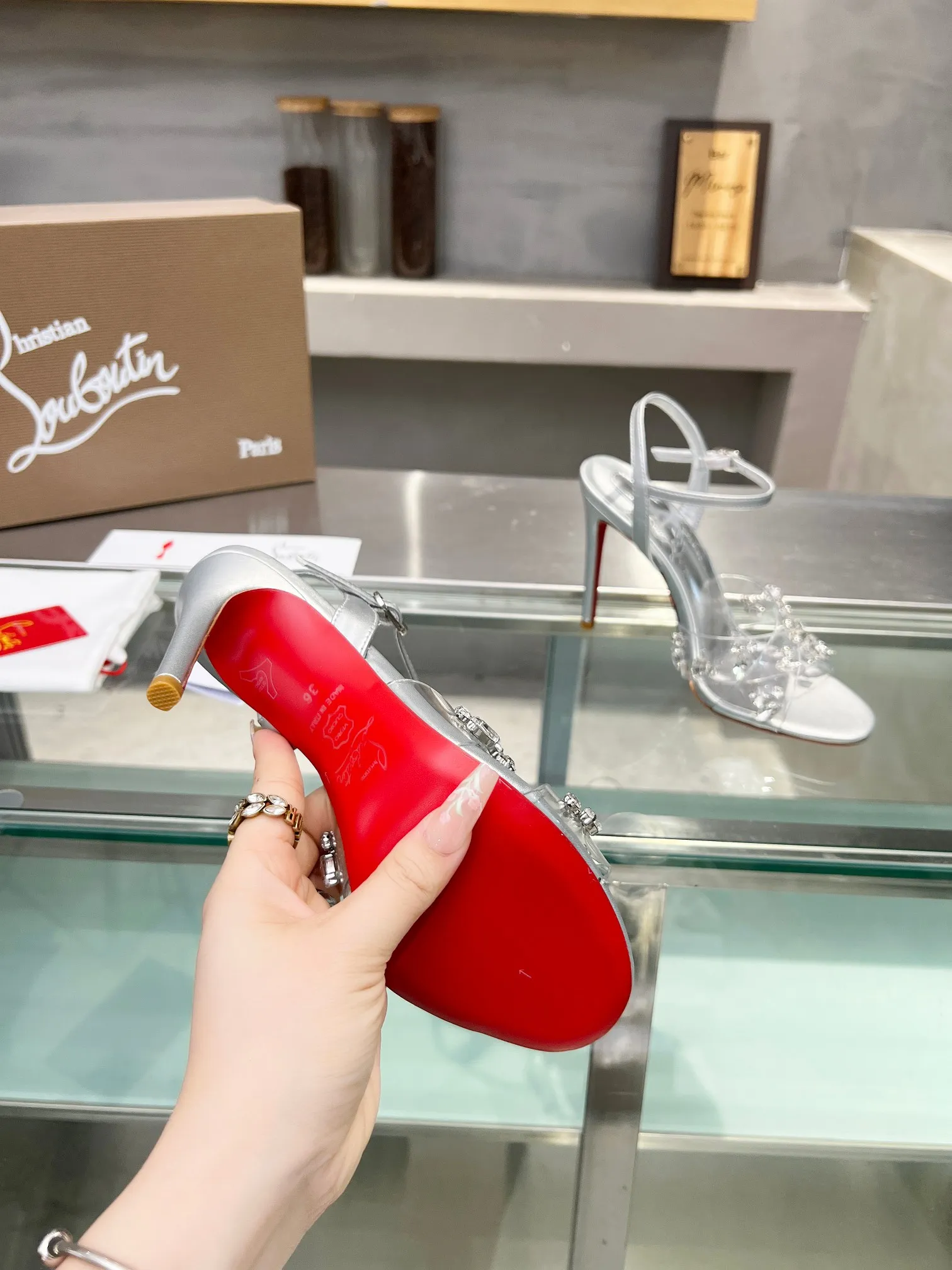 💰290 ChristianLouboutin路铂廷 CL红底鞋‖ 全球限量！来自拉斯维加斯的祝福❤灵感来自拉斯维加斯的炫彩霓虹🎆 手工制作，精致工艺❗收藏级作品❗ 绝对吸睛的存在🌟 两条透明PVC胶片交叉镶嵌各种水晶钻 非常精致 太美了太美了太美了 细高跟时装凉鞋 根本抵抗不了 性感女神 释放无敌女人味 艳丽红底 就像女王登顶时踩着的红毯 分分钟气场全开 不论情场还是职场 一红到底 格外的引人入胜 女人味十足！适合各种聚会 💎 不败的经典 全原版一比一开模定制 🍳面料：原版材料 🍳内里：进口柔软绵羊皮内里垫脚 🍳大底：原版一致真皮底 🍳跟高：10.5cm 🍳Color：浅粉色 银色 🍳Size ：35-39（40/41/42/43定做不退换）标准码 🍳包装：配布袋、卡片