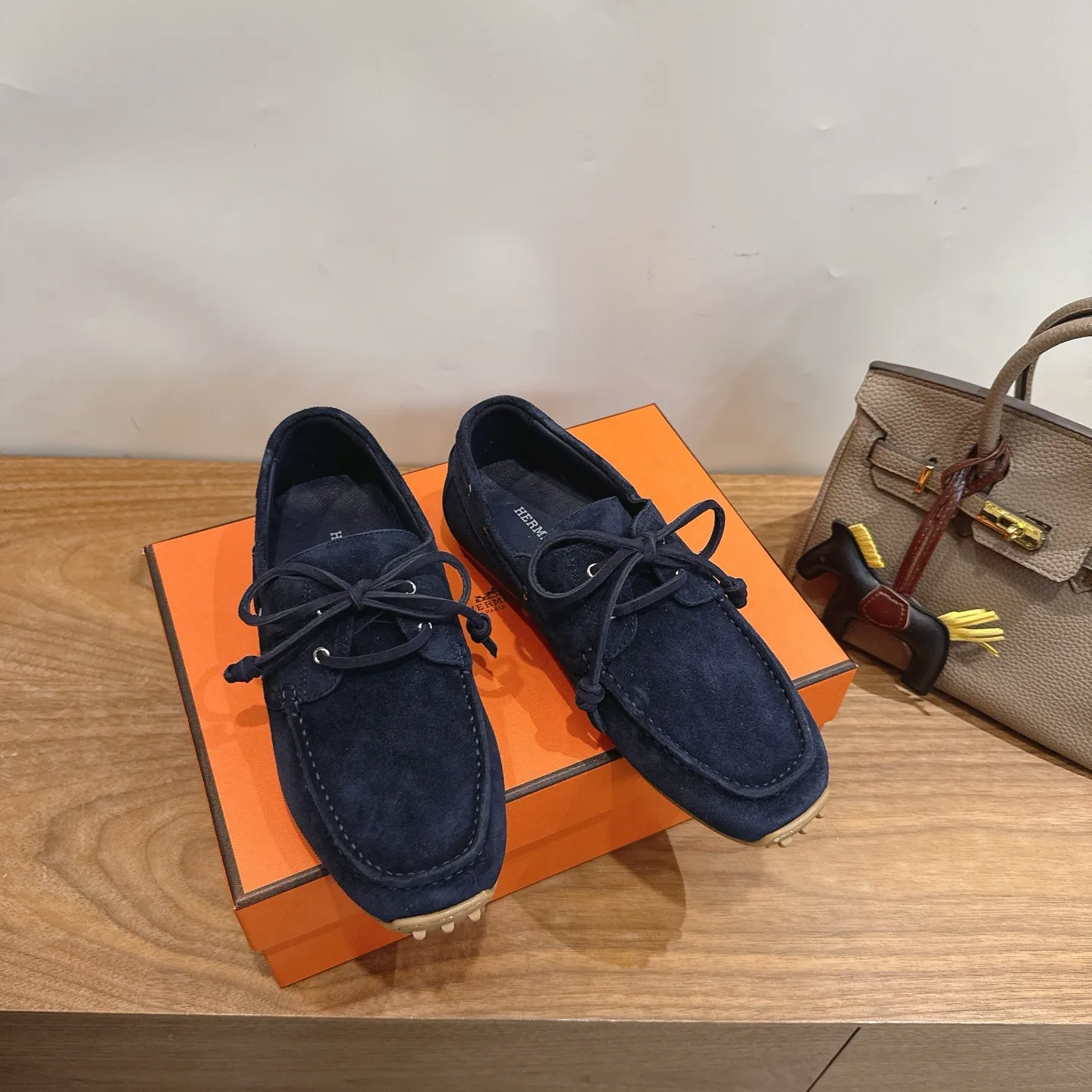 hermes fw26ne arrival～ Trail运动鞋款式，设计经典百搭，一脚蹬的样式方便穿脱，适合多种场合穿搭。品牌标识：爱马仕标志性的设计元素，彰显品牌身份。 采用牛皮材质，质感细腻，触感柔软，兼具舒适与高级感。提供丰富的色彩选择，包括深棕、黑色、米白、浅棕等，满足不同风格和搭配需求。做工精细，缝线工整，细节处体现品牌的精湛工艺，保证了鞋子的品质和耐用性。 size：35-45 P320男码+20