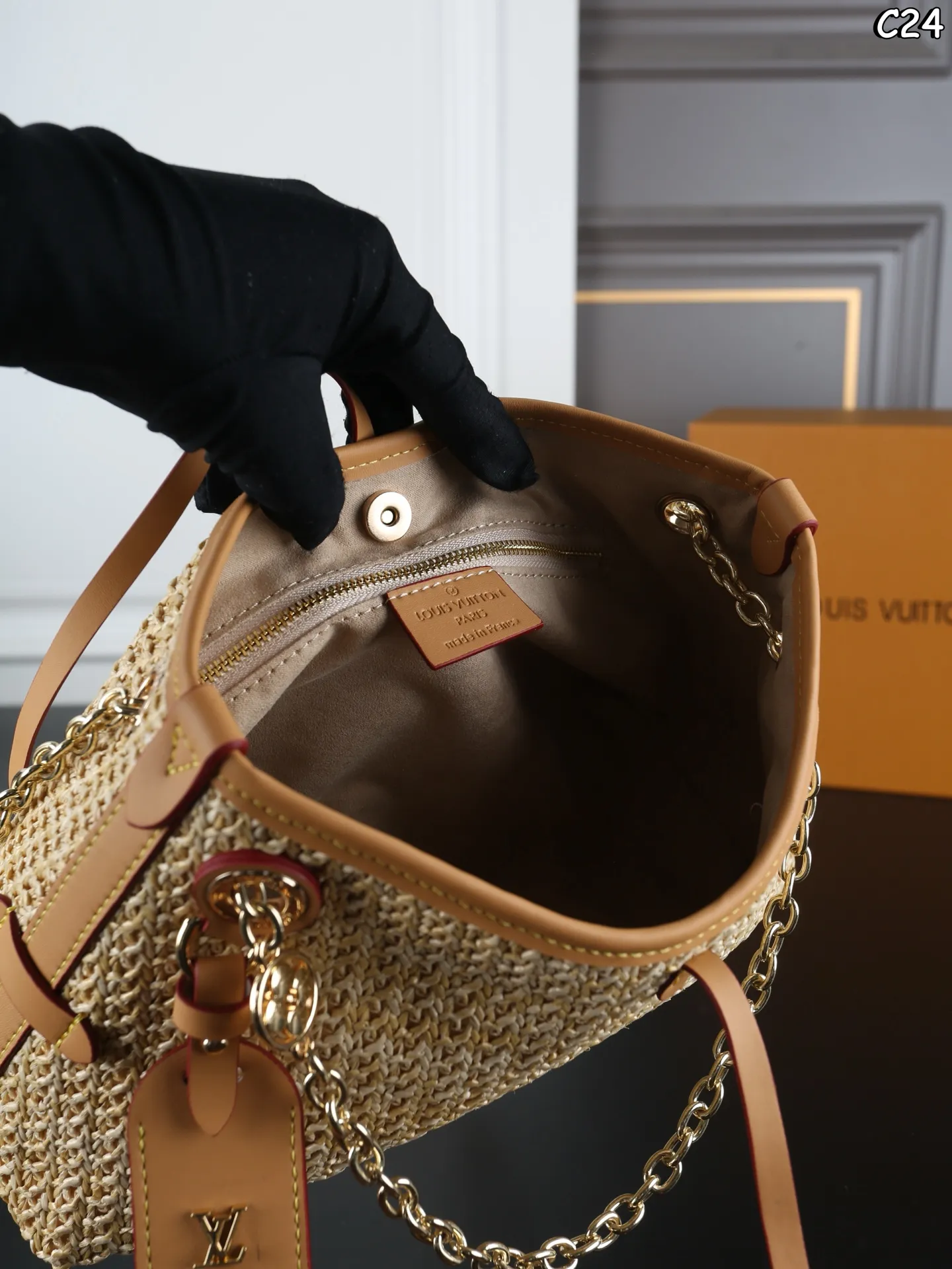 P125 折叠盒 LV 编织 carryall bb 托特包 购物袋 子母包 我宣布☝️这个包包就是夏天氛围感天花板 它的法式设计，让人一眼就爱上，仿佛能感受到法国街头的悠闲自在。而且，这款包的韩系风格也非常明显，轻巧又时尚，无论是逛街还是旅行，都是不二之选 尺寸：27&times;18