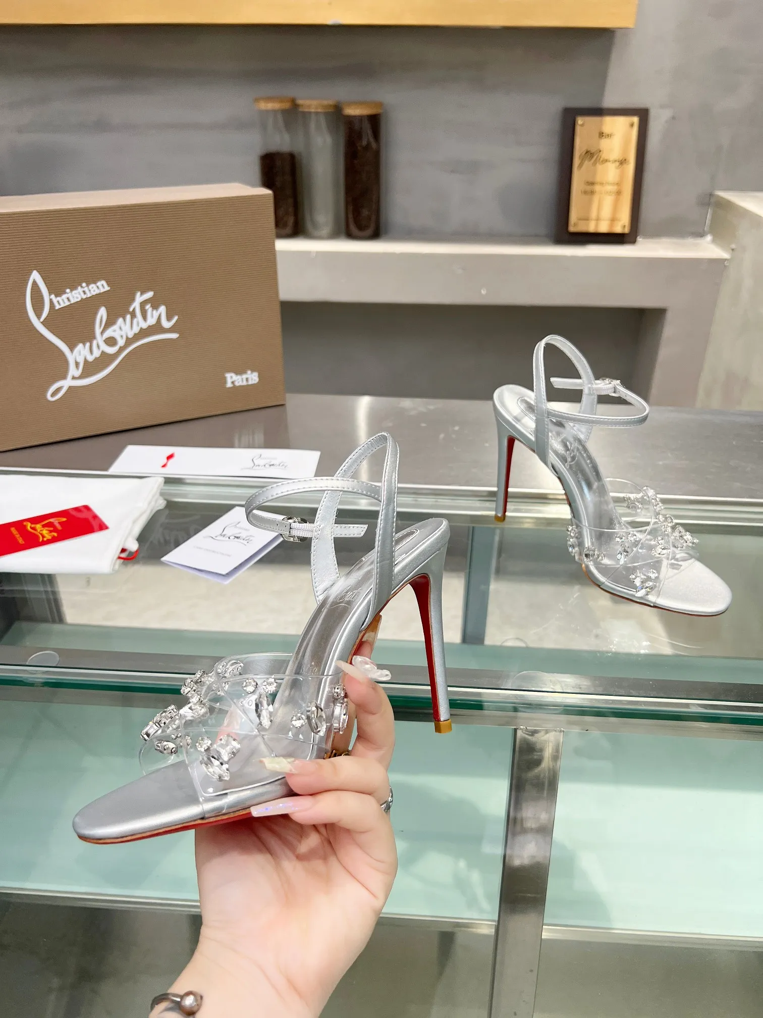 💰290 ChristianLouboutin路铂廷 CL红底鞋‖ 全球限量!来自拉斯维加斯的祝福❤灵感来自拉斯维加斯的炫彩霓虹🎆 手工制作,精致工艺❗收藏级作品❗ 绝对吸睛的存在🌟 两条透明PVC胶片交叉镶嵌各种水晶钻 非常精致 太美了太美了太美了 细高跟时装凉鞋 根本抵抗不了 性感女神 释放无敌女人味 艳丽红底 就像女王登顶时踩着的红毯 分分钟气场全开 不论情场还是职场 一红到底 格外的引人入胜 女人味十足!适合各种聚会 💎 不败的经典 全原版一比一开模定制 🍳面料:原版材料 🍳内里:进口柔软绵羊皮内里垫脚 🍳大底:原版一致真皮底 🍳跟高:10.5cm 🍳Color:浅粉色 银色 🍳Size :35-39(40/41/42/43定做不退换)标准码 🍳包装:配布袋、卡片