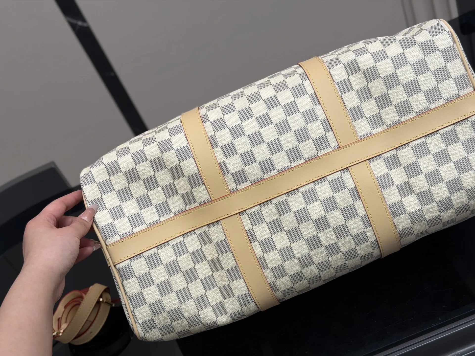 &yen;210 超酷中LV Keepall旅行袋 LVKeepall 出差旅行最常用的一只包 这是超酷的一只包 可以做健身包，也可做旅行袋 容量超级感人非常的实用! 出差三四天背这只包，衣服和洗漱用品完全足够!最主要是凹造型最棒了~ 45cm