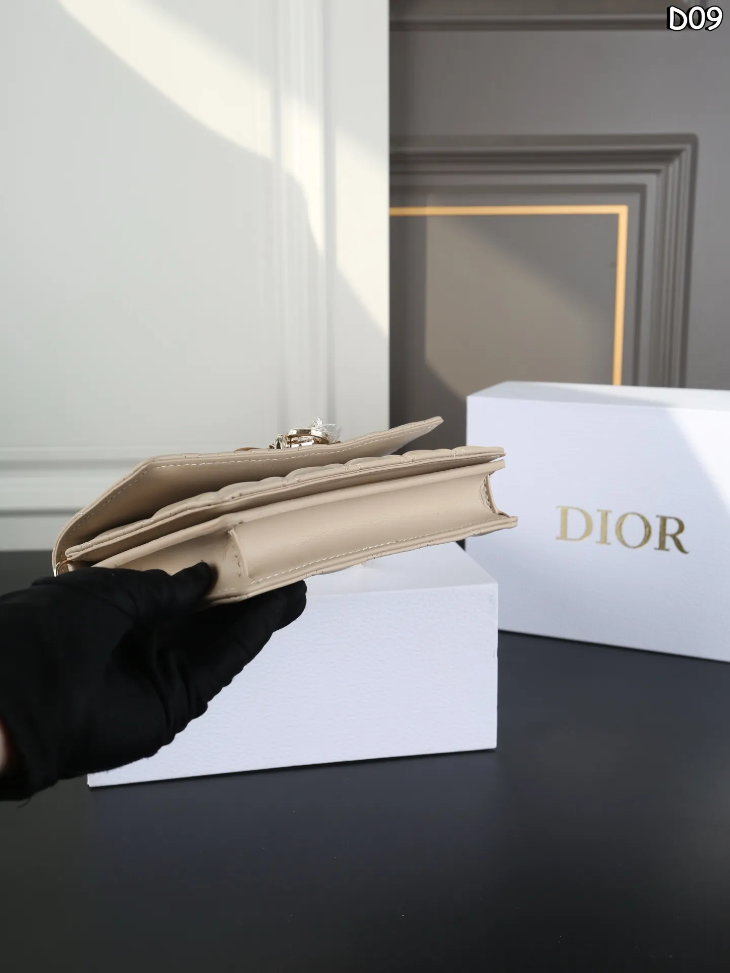 P150 折叠盒 DIOR迪奥 My Dior 蝴蝶结装饰 链条包单肩手提包 迷你 Dior 蝴蝶结链条Woc小包 迪奥26Ss早春新款狠狠的get到啦[哇R] wic包型搭配个小小蝴蝶结，显得一整个包少女感拉满哇[赞R] 手拎着精致又甜美，好适合日常和姐妹们一起拍照凹造型呀🧚&zwj;♀️ 黑白搭配非常的好看，有种莫名的高级感哈哈哈😆 尺寸：21&times;11