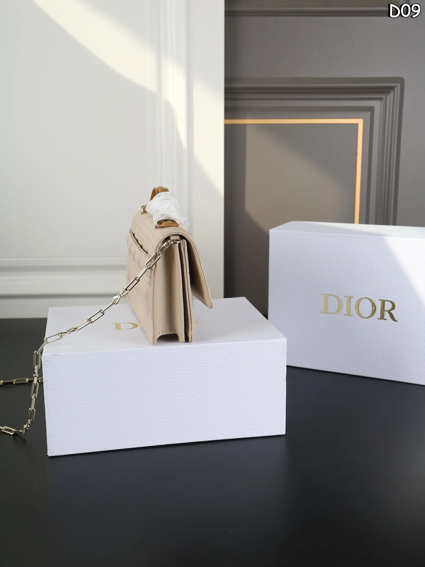 P150 折叠盒 DIOR迪奥 My Dior 蝴蝶结装饰 链条包单肩手提包 迷你 Dior 蝴蝶结链条Woc小包 迪奥26Ss早春新款狠狠的get到啦[哇R] wic包型搭配个小小蝴蝶结，显得一整个包少女感拉满哇[赞R] 手拎着精致又甜美，好适合日常和姐妹们一起拍照凹造型呀🧚&zwj;♀️ 黑白搭配非常的好看，有种莫名的高级感哈哈哈😆 尺寸：21&times;11