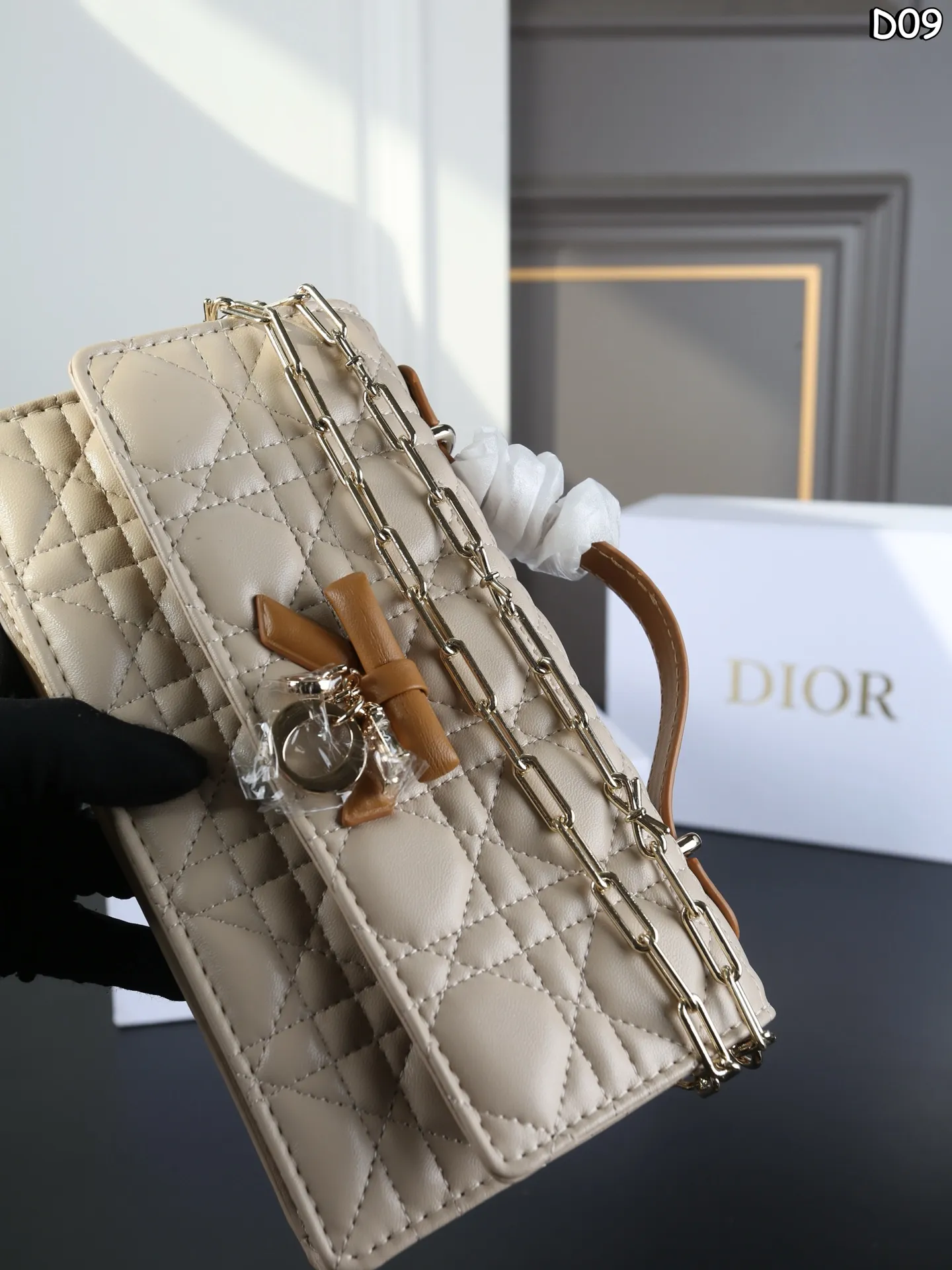 P150 折叠盒 DIOR迪奥 My Dior 蝴蝶结装饰 链条包单肩手提包 迷你 Dior 蝴蝶结链条Woc小包 迪奥26Ss早春新款狠狠的get到啦[哇R] wic包型搭配个小小蝴蝶结，显得一整个包少女感拉满哇[赞R] 手拎着精致又甜美，好适合日常和姐妹们一起拍照凹造型呀🧚&zwj;♀️ 黑白搭配非常的好看，有种莫名的高级感哈哈哈😆 尺寸：21&times;11