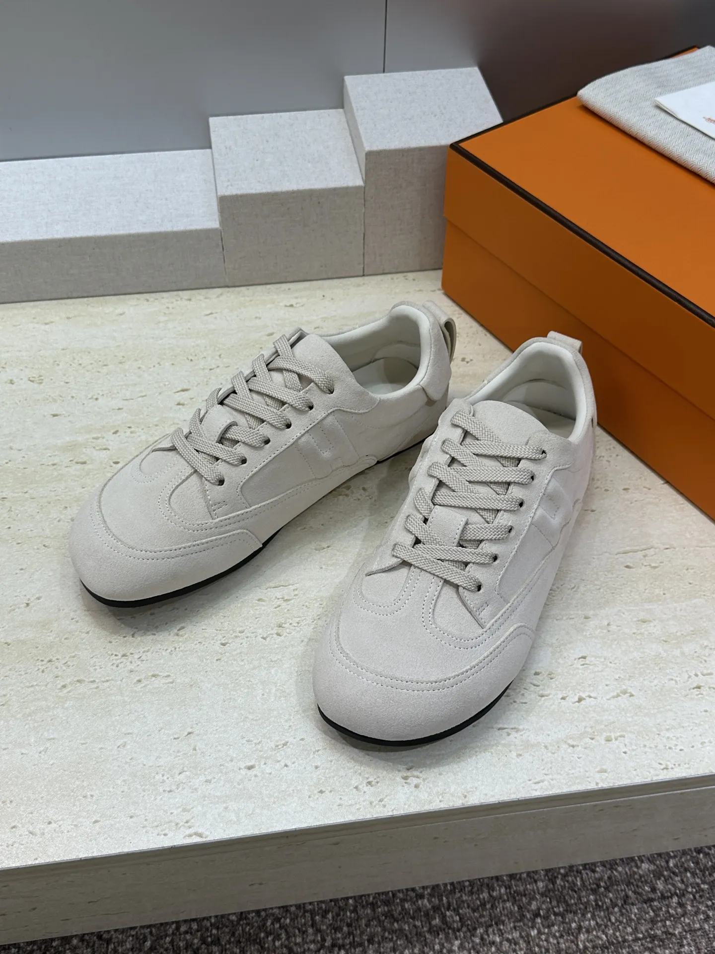 工厂价:女码P310/男码P320 爱马仕 Hermes 2026春夏情侣系列新款 Master 休闲系带百搭运动徳训鞋 H家字母logo时尚拼色平底圆头阿甘跑鞋 材质:鞋面进口羊猄皮/进口小牛皮+水染牛皮内里+原版开模Tpu大底 Size: 女码35-41(40.41定制不退换) 男码39-45(45定制不退换)