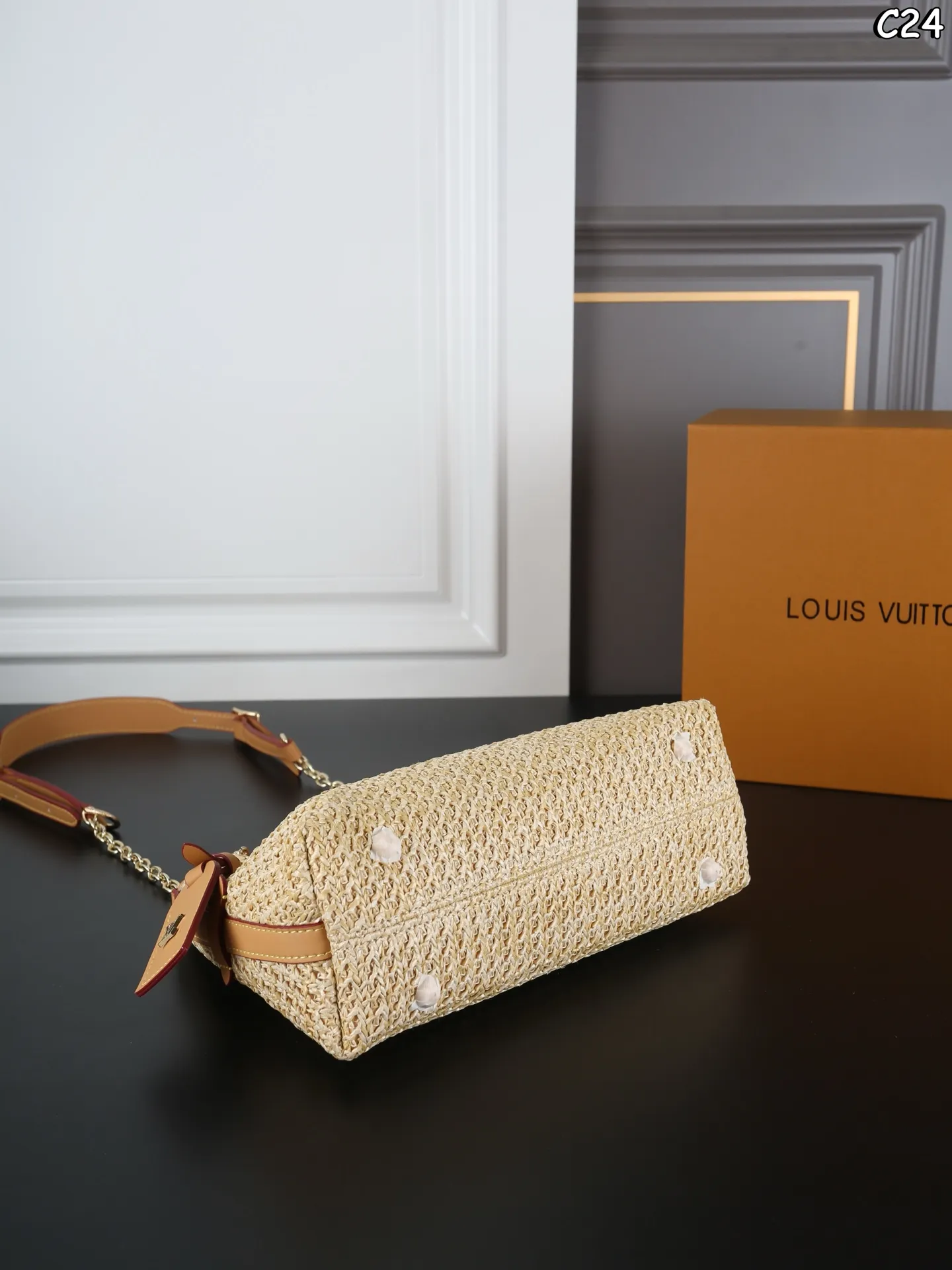 P125 折叠盒 LV 编织 carryall bb 托特包 购物袋 子母包 我宣布☝️这个包包就是夏天氛围感天花板 它的法式设计，让人一眼就爱上，仿佛能感受到法国街头的悠闲自在。而且，这款包的韩系风格也非常明显，轻巧又时尚，无论是逛街还是旅行，都是不二之选 尺寸：27&times;18