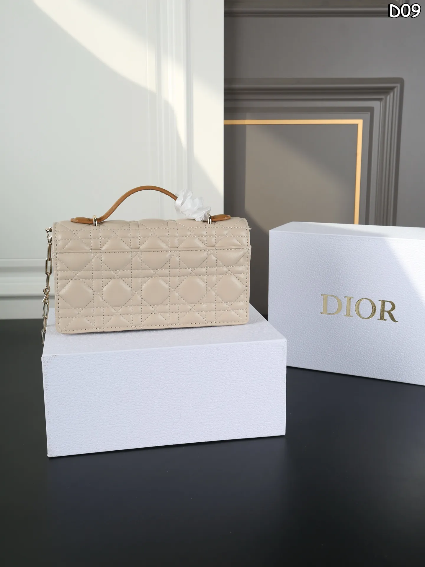 P150 折叠盒 DIOR迪奥 My Dior 蝴蝶结装饰 链条包单肩手提包 迷你 Dior 蝴蝶结链条Woc小包 迪奥26Ss早春新款狠狠的get到啦[哇R] wic包型搭配个小小蝴蝶结，显得一整个包少女感拉满哇[赞R] 手拎着精致又甜美，好适合日常和姐妹们一起拍照凹造型呀🧚&zwj;♀️ 黑白搭配非常的好看，有种莫名的高级感哈哈哈😆 尺寸：21&times;11