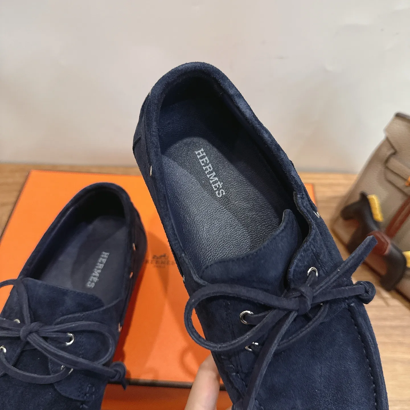 hermes fw26ne arrival~ Trail运动鞋款式,设计经典百搭,一脚蹬的样式方便穿脱,适合多种场合穿搭。品牌标识:爱马仕标志性的设计元素,彰显品牌身份。 采用牛皮材质,质感细腻,触感柔软,兼具舒适与高级感。提供丰富的色彩选择,包括深棕、黑色、米白、浅棕等,满足不同风格和搭配需求。做工精细,缝线工整,细节处体现品牌的精湛工艺,保证了鞋子的品质和耐用性。 size:35-45 P320男码+20