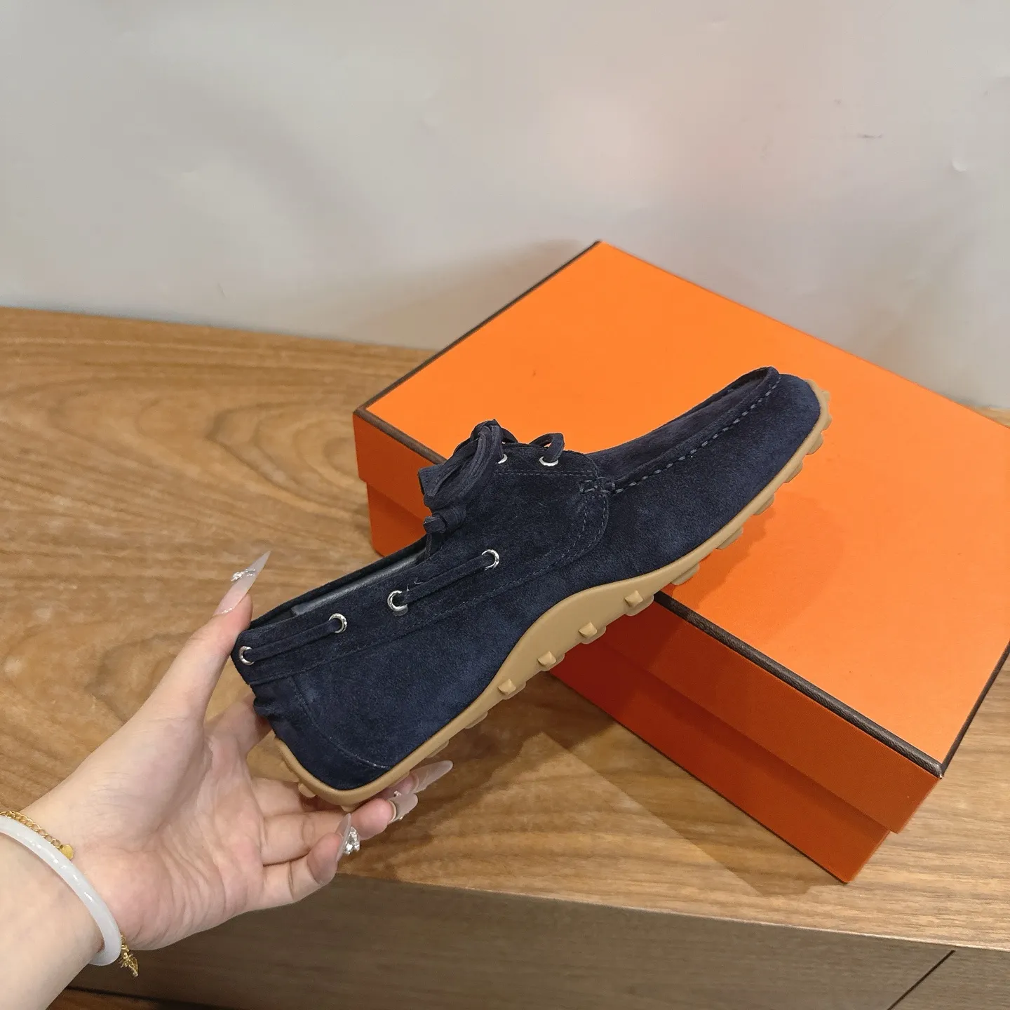 hermes fw26ne arrival～ Trail运动鞋款式，设计经典百搭，一脚蹬的样式方便穿脱，适合多种场合穿搭。品牌标识：爱马仕标志性的设计元素，彰显品牌身份。 采用牛皮材质，质感细腻，触感柔软，兼具舒适与高级感。提供丰富的色彩选择，包括深棕、黑色、米白、浅棕等，满足不同风格和搭配需求。做工精细，缝线工整，细节处体现品牌的精湛工艺，保证了鞋子的品质和耐用性。 size：35-45 P320男码+20
