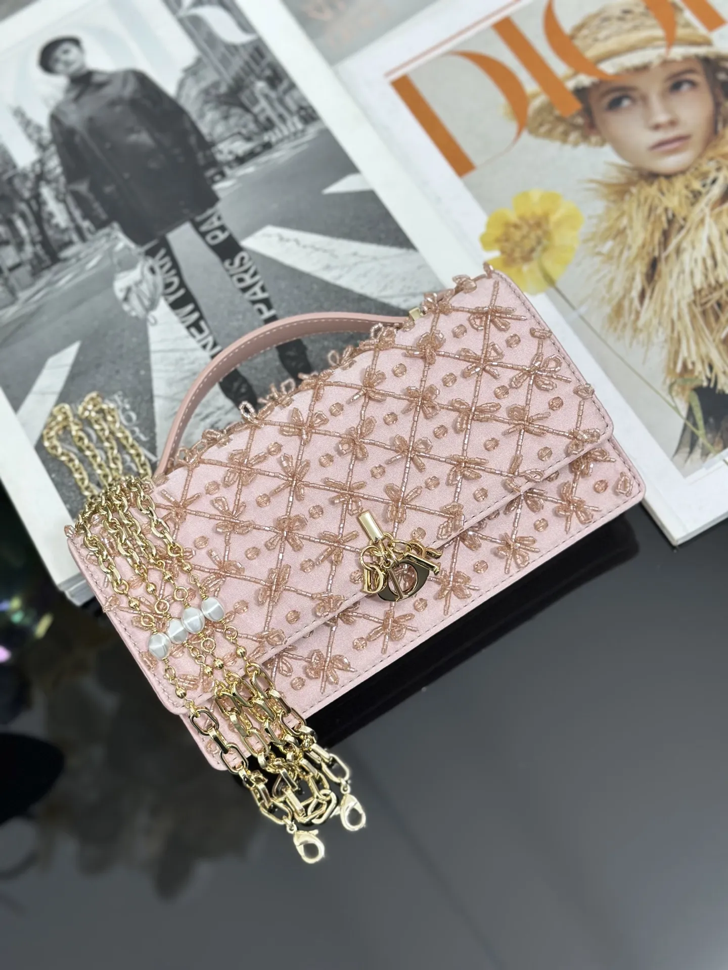 ❤❤Miss Dior 刺绣串珠粉色,链条包系列的新品,优雅实用。采用缎面精心制作,饰以蝴蝶结缉面线,翻盖点缀以 D.I.O.R. 吊饰,两个隔层和拉链手拿包可收纳各种日常用品,可与日常或晚装造型搭配使用。经典的顶部手柄设计,搭配可拆卸链条肩带,可手提、肩背或斜挎。尺寸:21 x 11.5 x 4 厘米、型号M0997、📸独家实物拍摄🎬配送全新包装礼盒🎁(全国统一💱30)