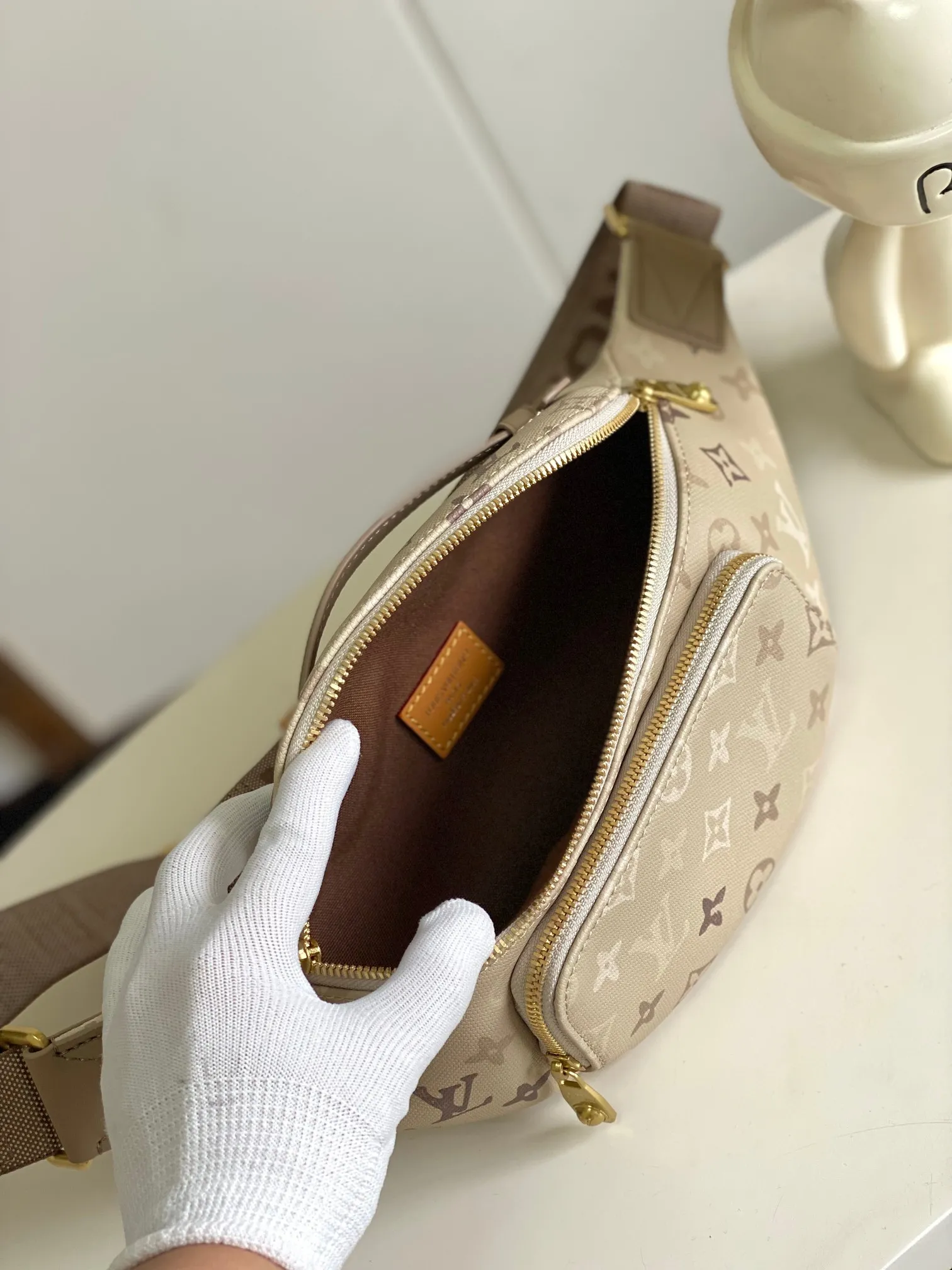 P370【海原外单 独实家拍】半钢加强 163芯片 M29274杏色 M26933军绿色 胸包腰包 RUSH 腰包 本款 Rush 腰包以 Monogram Surplus gx涂层帆布及莹泽做旧效果拉链塑就潮流型格。拉链前袋方便存取日常所需,双拉链主隔层再添功能细节。可调节织物肩带可系于腰间,亦可肩背或斜挎。尺寸:15 x 8 x 30 厘米。(高 x 宽 x 长度)