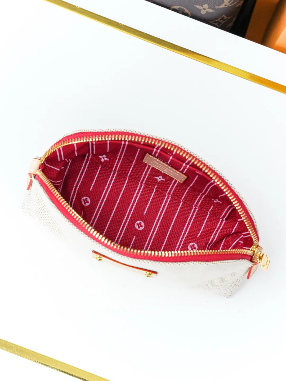 P315【动态163c01芯片】M29529红 顶级原单【独家背景实拍】本款 Pochette Cosm&eacute;tique 小号化妆包结合棉布和缤纷牛皮革饰边，以金属铆钉和瞩目 V 字点缀皮革贴饰，致敬品牌&ldquo;Volez, Voguez, Voyagez（飞行、航行、旅行）&rdquo;的经典格言。印花织物内衬和贴袋共筑精巧内部空间。本系列臻作搭配专属包装，浸染蔚蓝海岸的迷人风情，随附限定挂饰与品牌标志性海滩小屋手袋，尽揽盛夏悠然意趣&mdash;&mdash;限量呈献 19 x 12 x 6 (厘米) ((长 x 高 x 宽) 涂层帆布 织物/牛皮革饰边 织物内衬，内袋采用可水洗织物 金属件 拉链开合 内贴袋