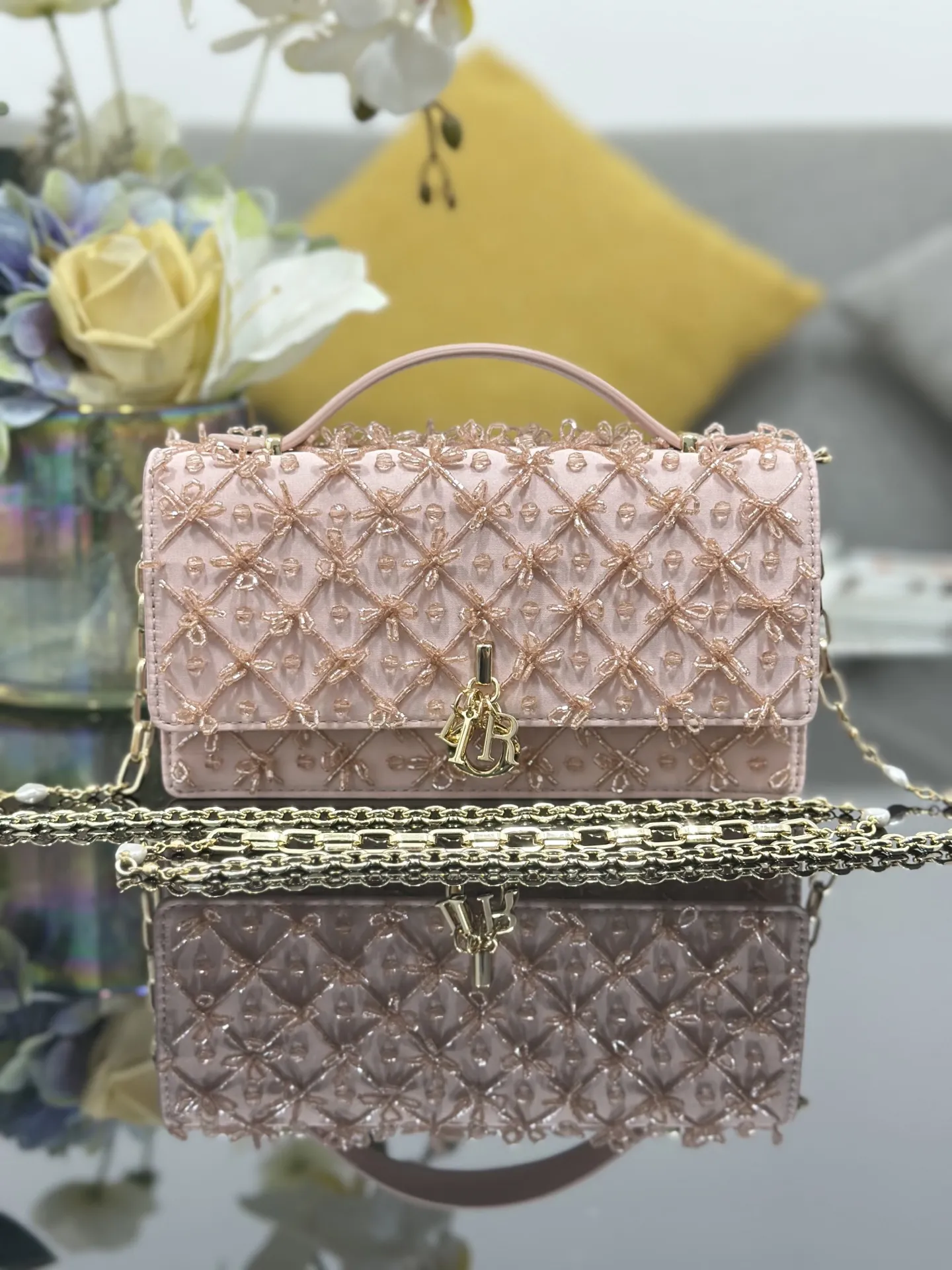 ❤❤Miss Dior 刺绣串珠粉色，链条包系列的新品，优雅实用。采用缎面精心制作，饰以蝴蝶结缉面线，翻盖点缀以 D.I.O.R. 吊饰，两个隔层和拉链手拿包可收纳各种日常用品，可与日常或晚装造型搭配使用。经典的顶部手柄设计，搭配可拆卸链条肩带，可手提、肩背或斜挎。尺寸：21 x 11.5 x 4 厘米、型号M0997、📸独家实物拍摄🎬配送全新包装礼盒🎁（全国统一💱30）