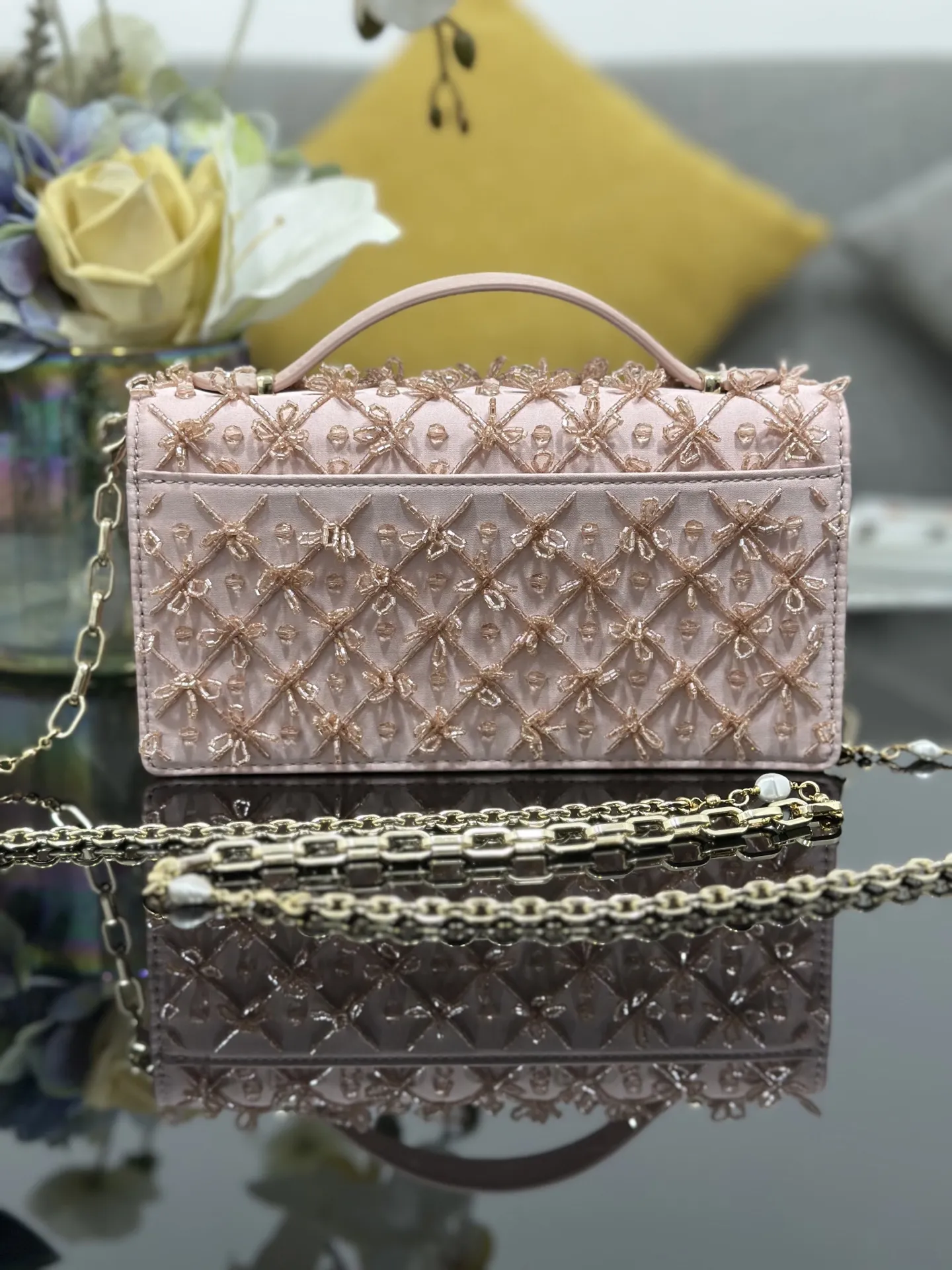❤❤Miss Dior 刺绣串珠粉色,链条包系列的新品,优雅实用。采用缎面精心制作,饰以蝴蝶结缉面线,翻盖点缀以 D.I.O.R. 吊饰,两个隔层和拉链手拿包可收纳各种日常用品,可与日常或晚装造型搭配使用。经典的顶部手柄设计,搭配可拆卸链条肩带,可手提、肩背或斜挎。尺寸:21 x 11.5 x 4 厘米、型号M0997、📸独家实物拍摄🎬配送全新包装礼盒🎁(全国统一💱30)